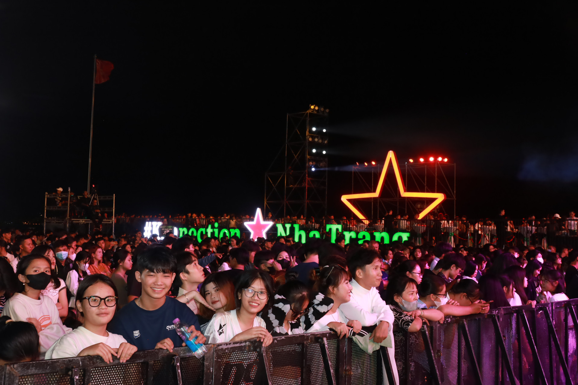 Rất đông các bạn trẻ đã có mặt ở Quảng trường 2 tháng 4 để theo dõi chương trình nghệ thuật “Chào năm mới 2024”.