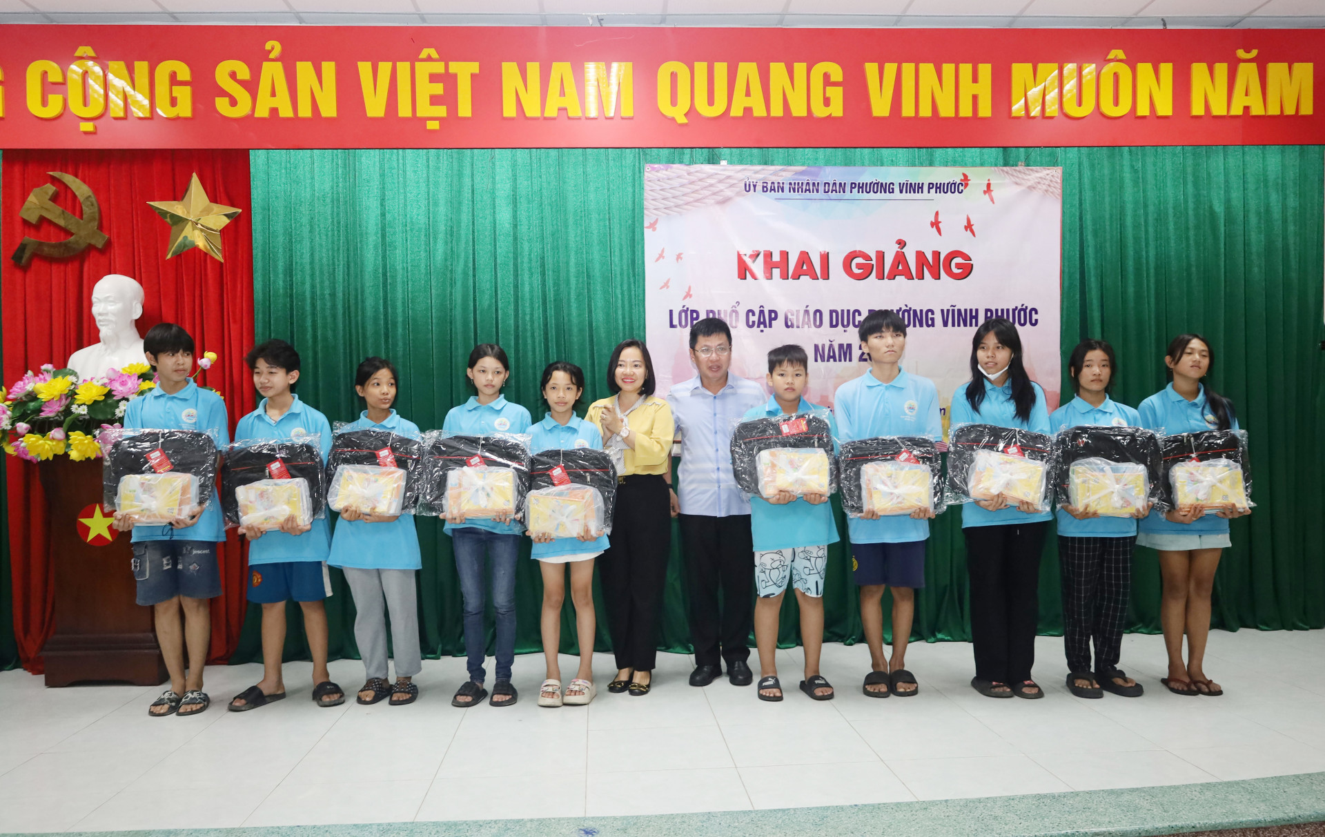 Lãnh đạo Báo Khánh Hoà, Công đoàn Tổng Công ty Khánh Việt trao quà cho các em học sinh