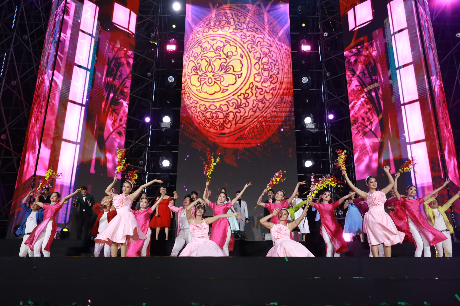 Liên khúc Nụ cười xuân - Ước nguyên đầu xuân do toàn đoàn Ca múa nhạc Hải Đăng biểu diễn đã gửi tới khán giả những thông điệp ý nghĩa trong năm mới 2024.