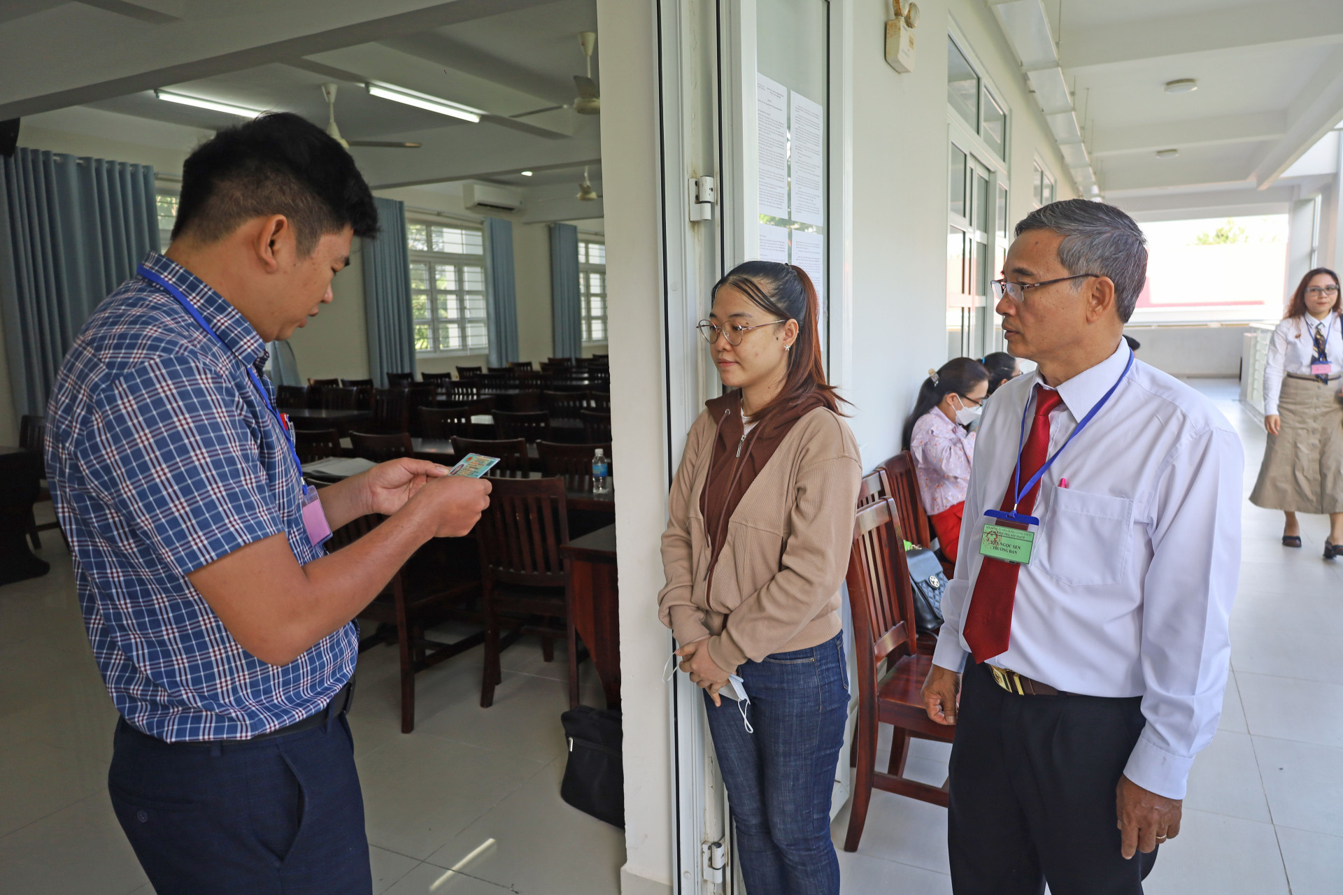 Kiểm tra giấy tờ của thí sinh trước khi vào phỏng vấn.