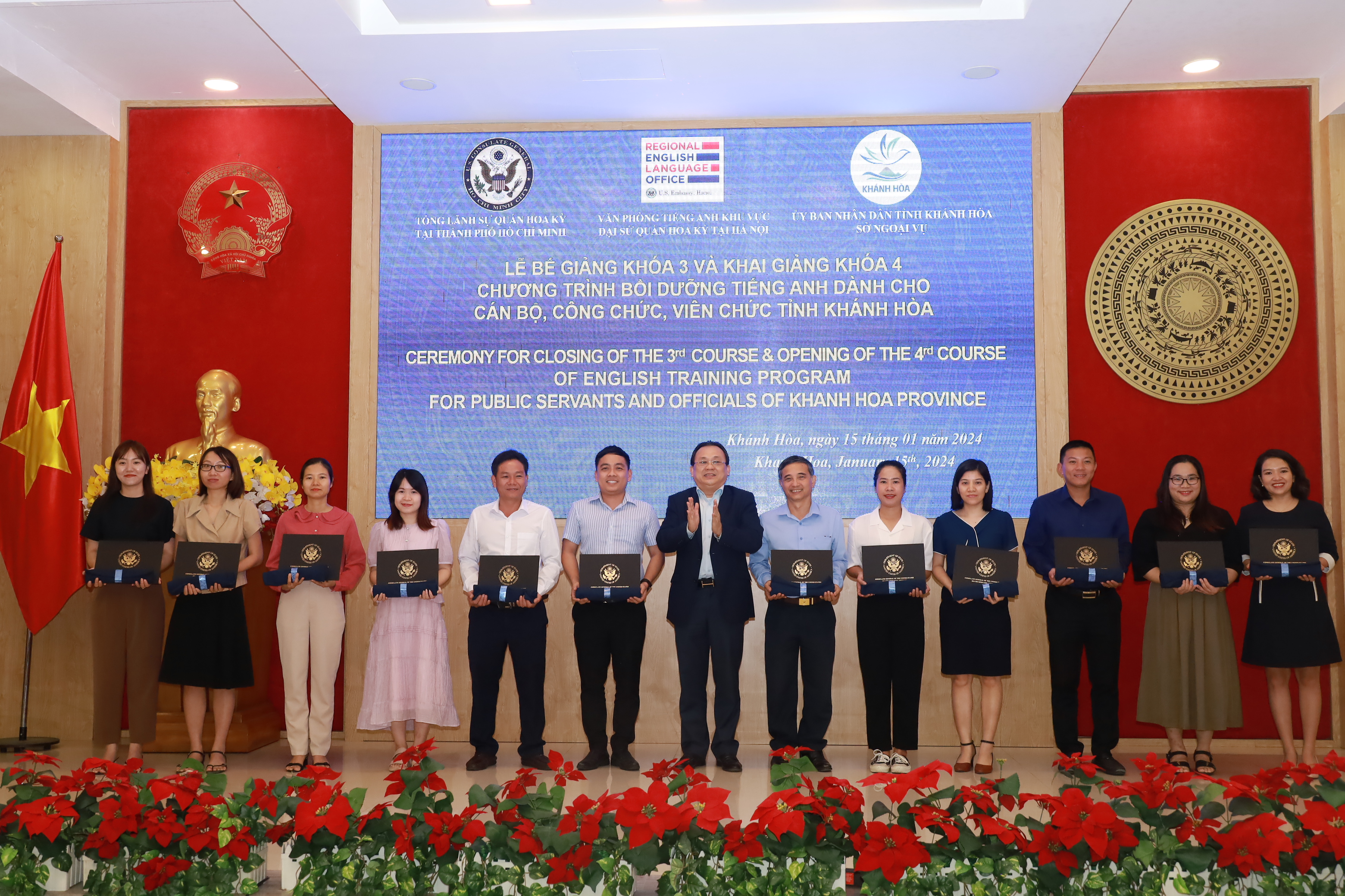 Trao chứng nhận hoàn thành khóa bồi dưỡng tiếng Anh cho 33 học viên