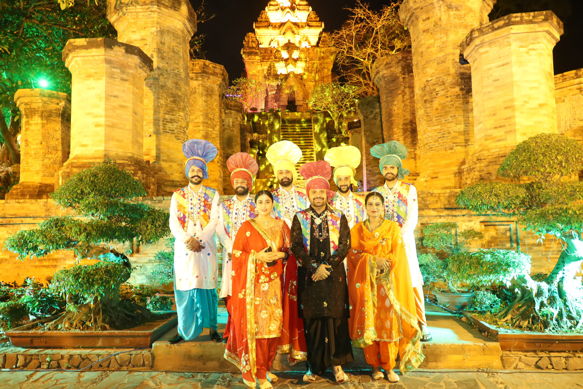 Các nghệ sĩ đến từ Ấn Độ chụp hình lưu niệm trước di tích Tháp Bà Ponagar.