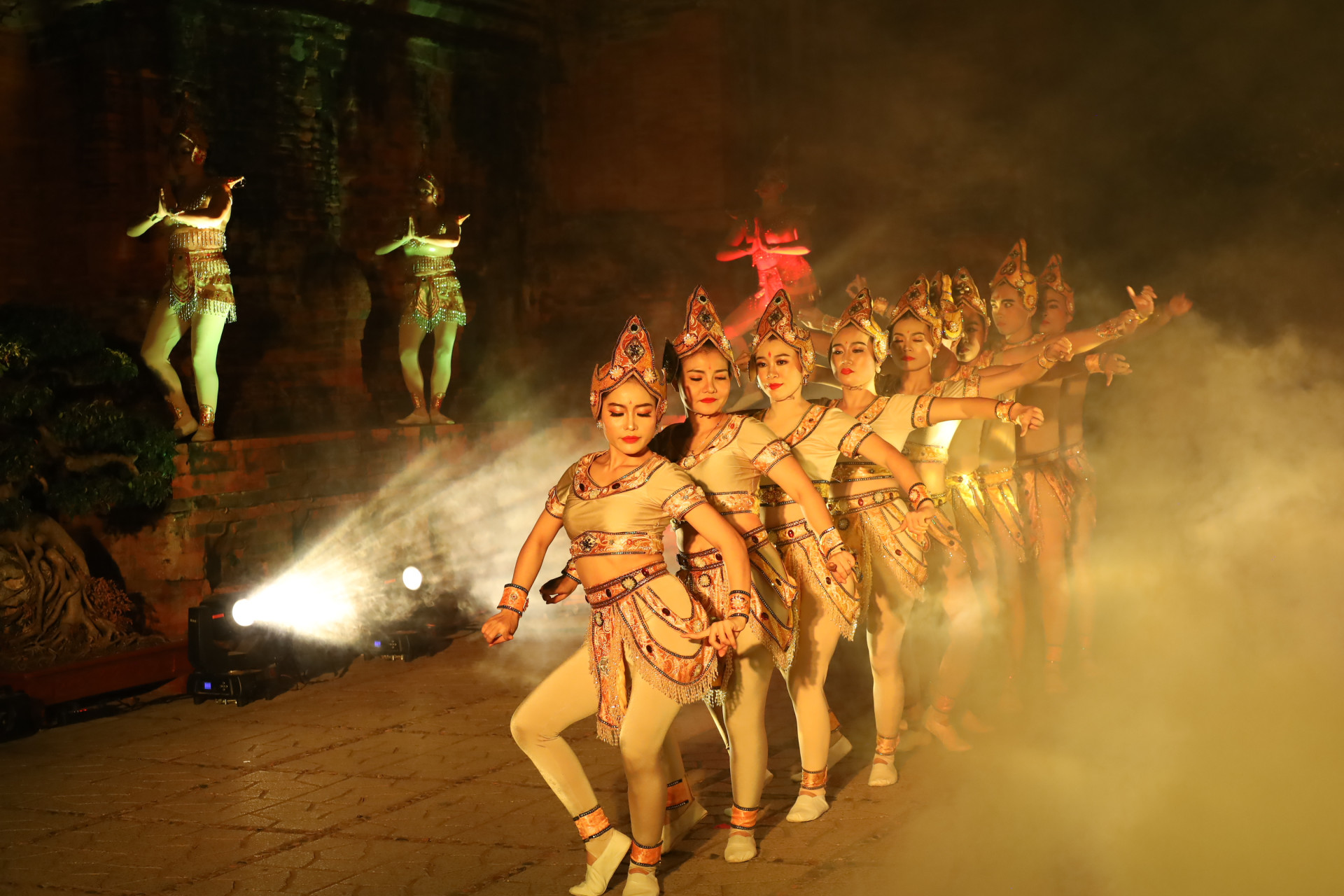 Vũ điệu Apsara uyển chuyển do các nghệ sĩ, diễn viên Nhà hát Nghệ thuật truyền thống tỉnh biểu diễn.