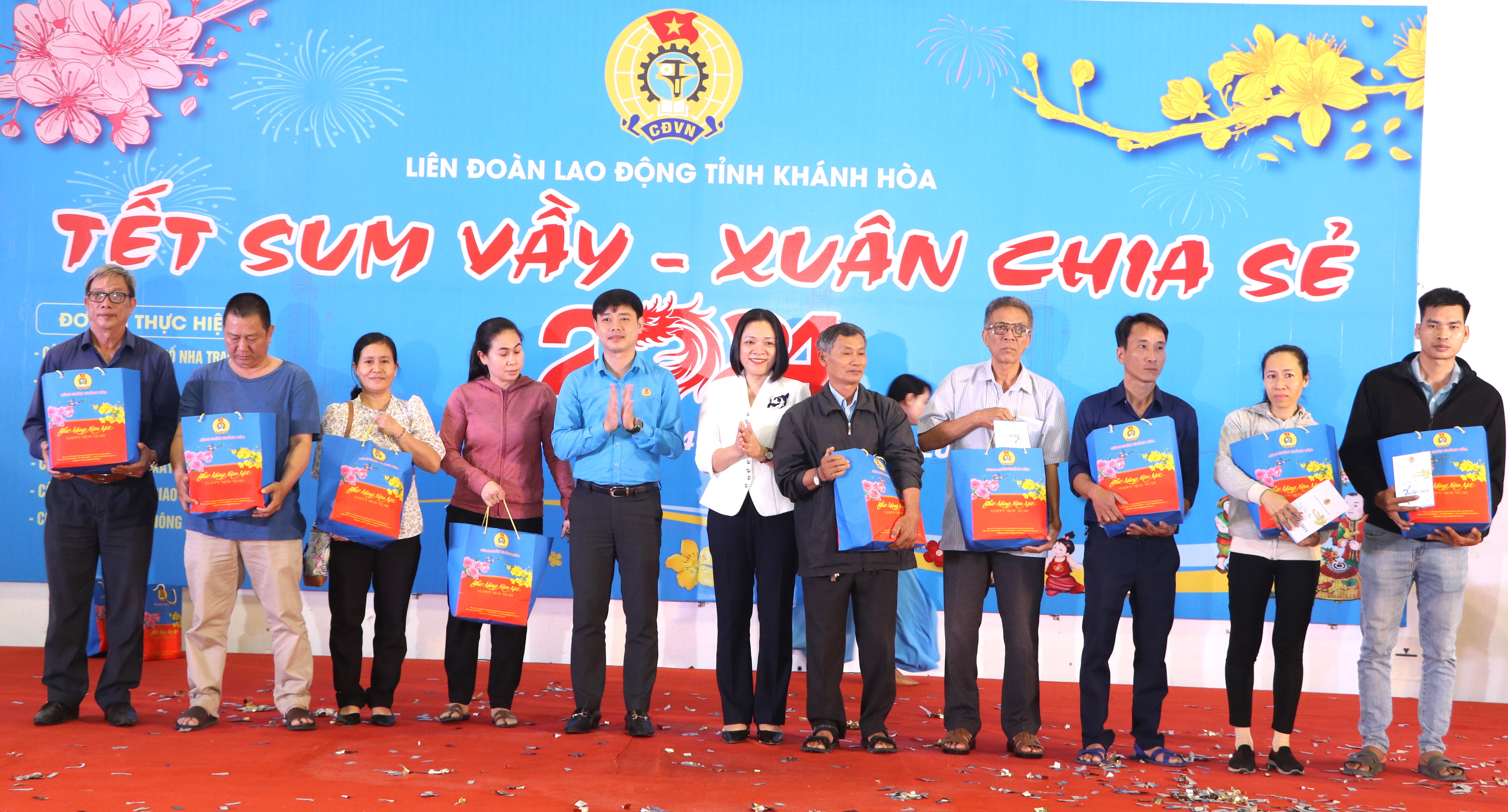 Trao 300 suất quà Tết cho đoàn viên, người lao động có hoàn cảnh khó khăn