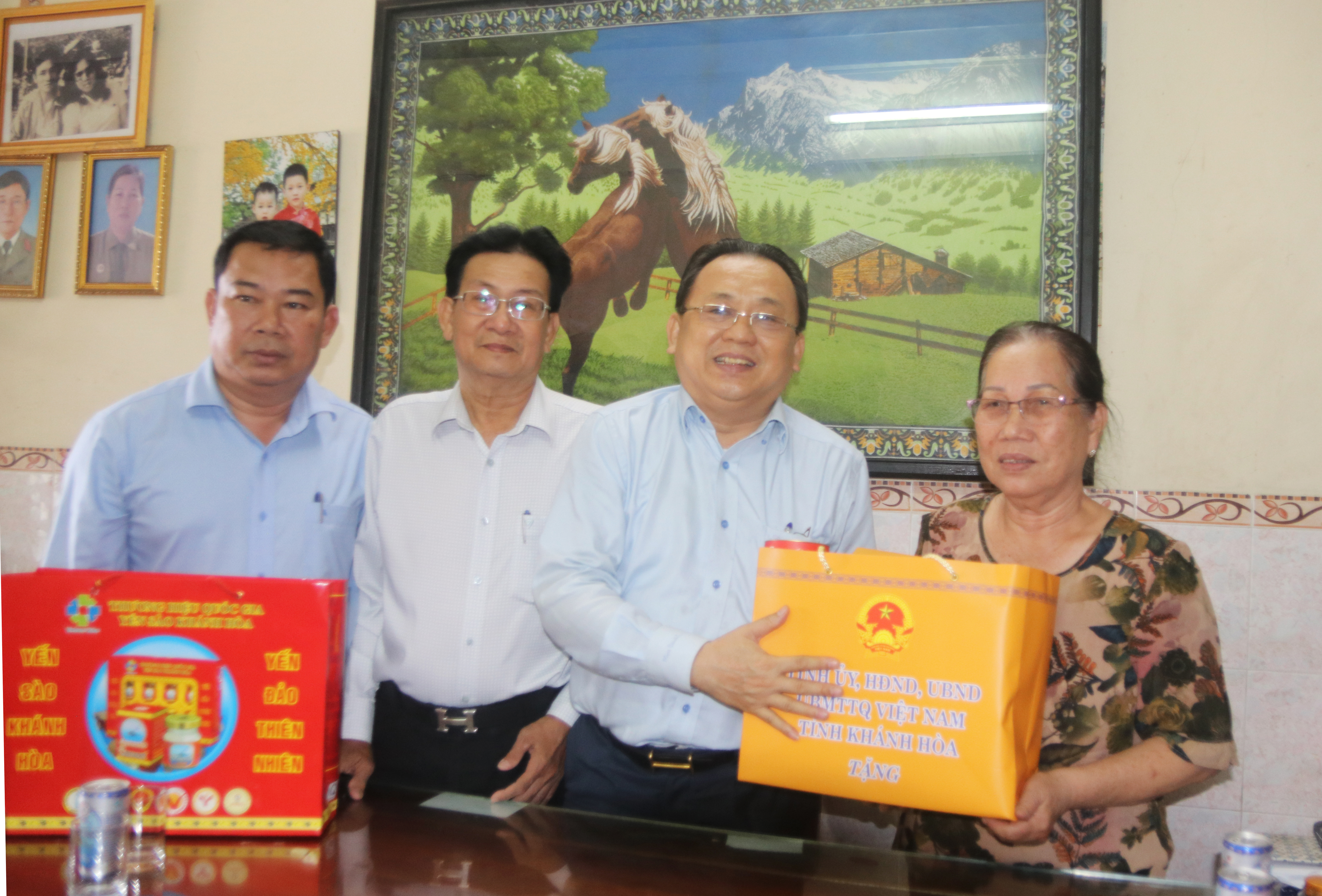 Phó Chủ tịch Thường trực UBND tỉnh Lê Hữu Hoàng thăm, chúc Tết các gia đình người có công TP. Cam Ranh