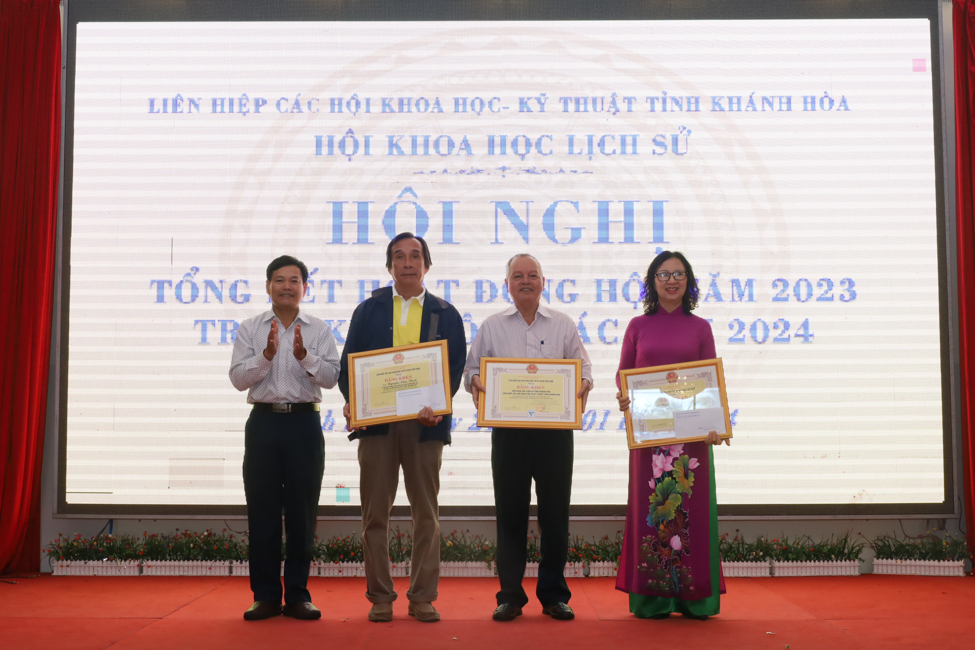 Đại diện Hội Khoa học lịch sử tỉnh và các cá nhân đón nhận bằng khen của Liên hiệp các Hội Khoa học và Kỹ thuật Việt Nam.