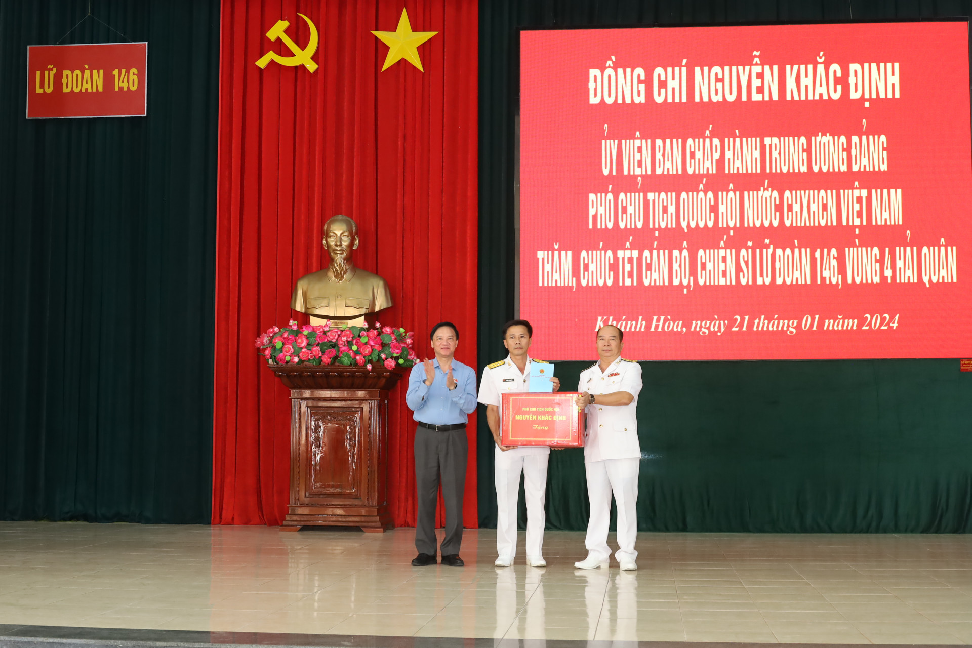 Đồng chí Nguyễn Khắc Định tặng quà cán bộ, chiến sĩ Lữ đoàn 146 nhân dịp Tết cổ truyền của dân tộc.