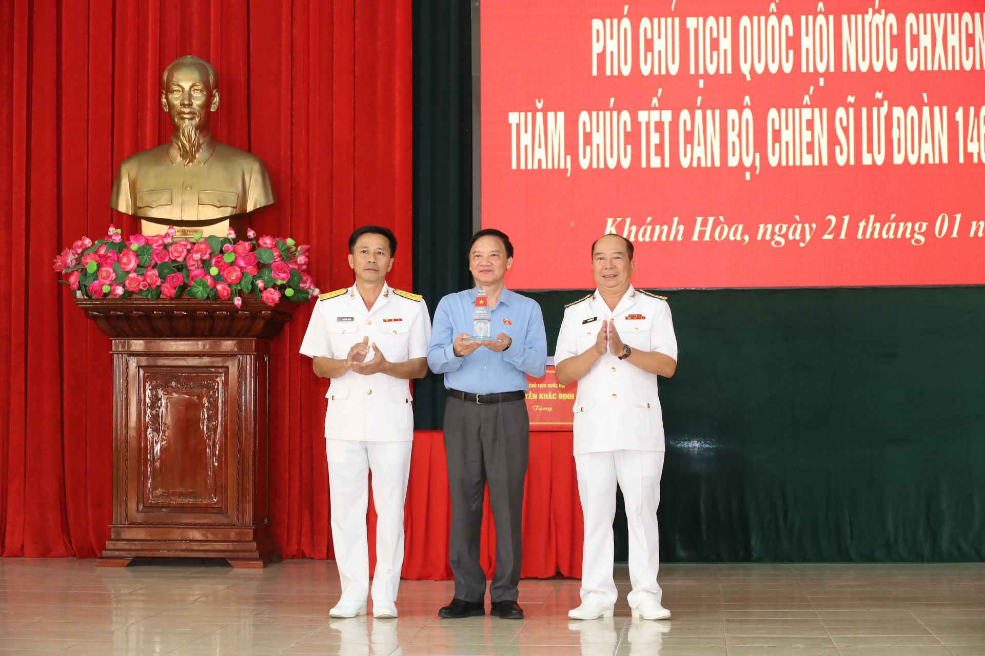 Lãnh đạo Lữ đoàn 146 trao tặng đồng chí Nguyễn Khắc Định món quà lưu niệm.