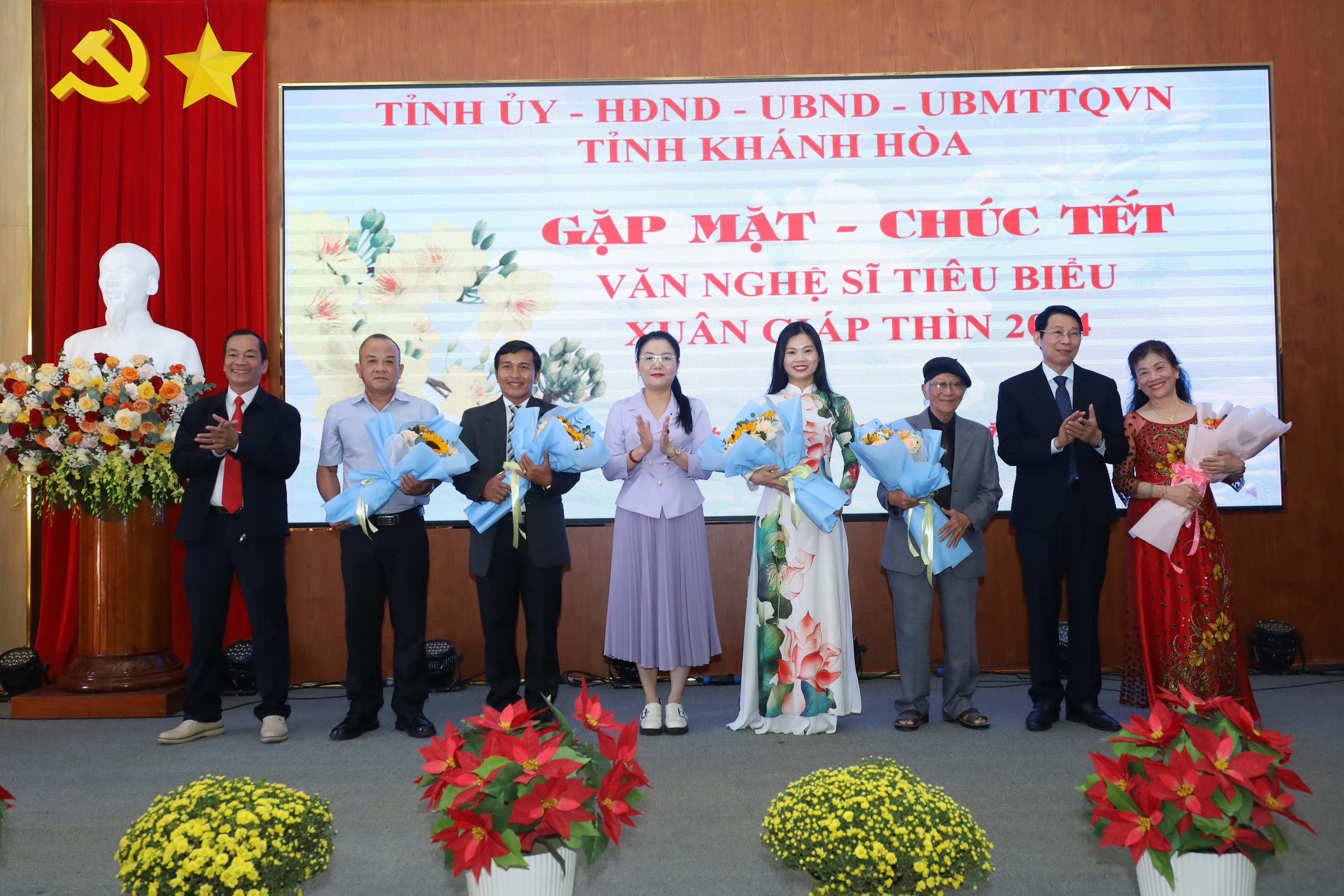 Lãnh đạo tỉnh Khánh Hòa gặp mặt, chúc Tết văn nghệ sĩ tiêu biểu