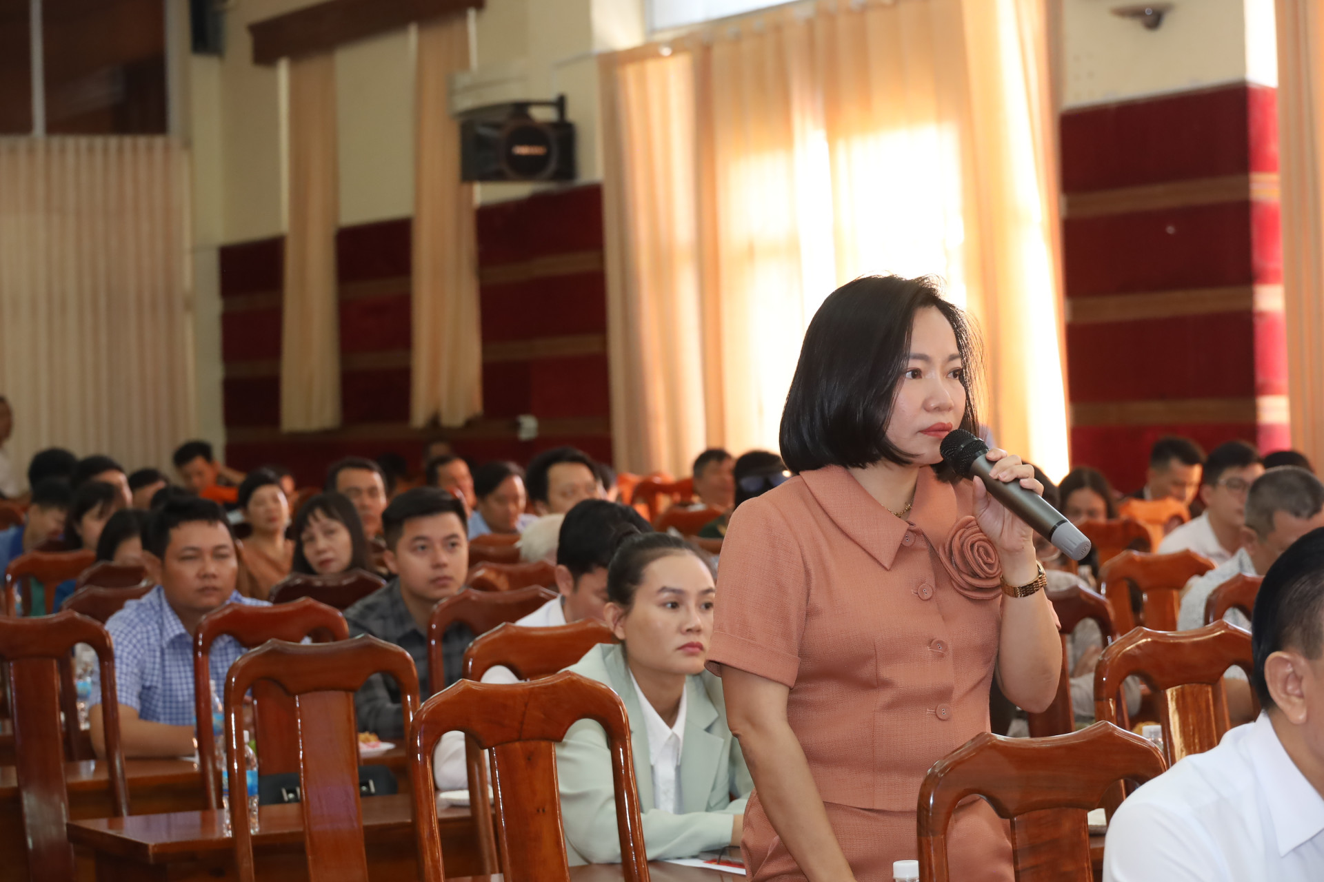 Nhà báo Thái Thị Lệ Hằng - Tổng Biên tập Báo Khánh Hòa đề xuất một số ý kiến tại hội nghị.