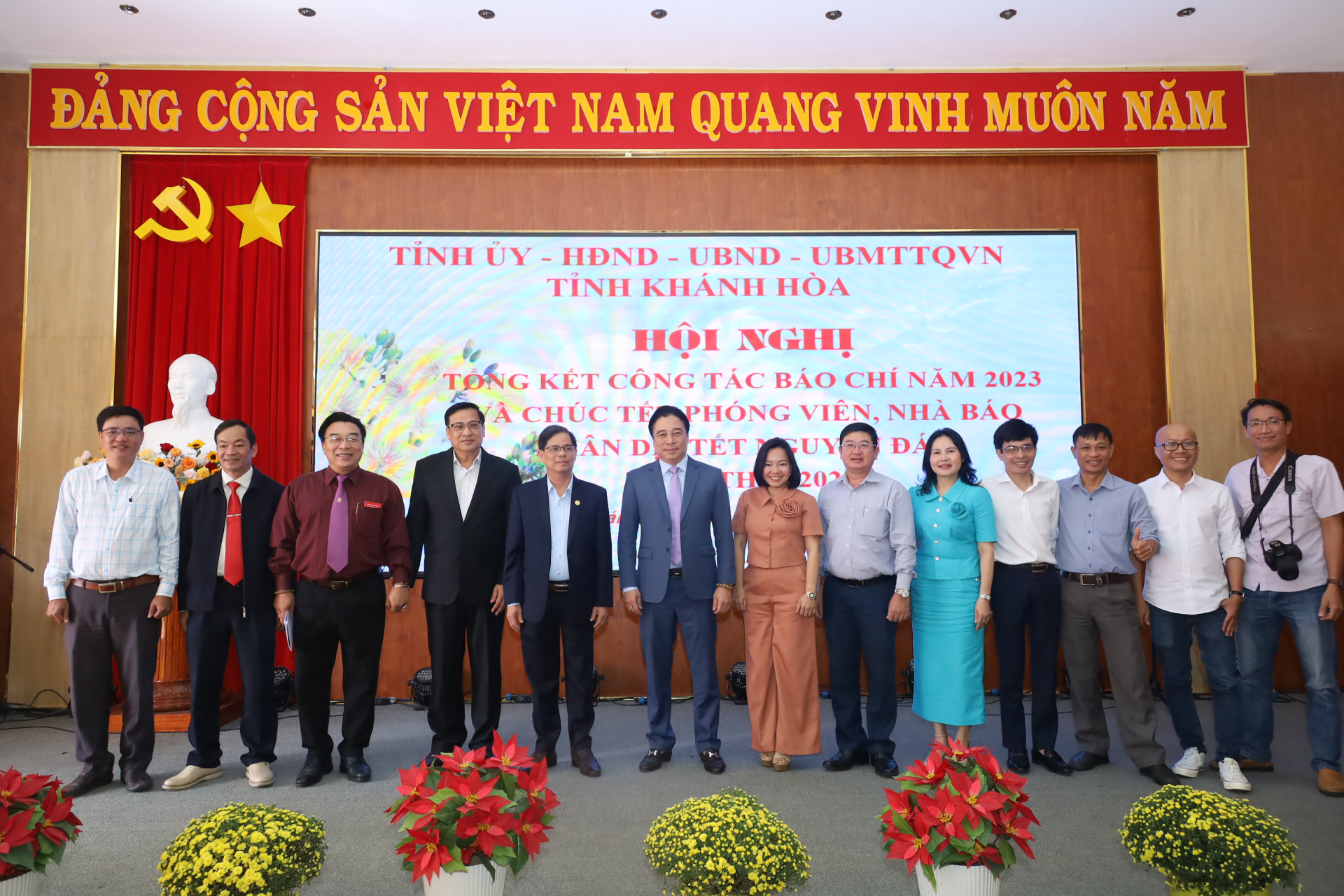 Các đồng chí lãnh đạo tỉnh chụp hình lưu niệm với lãnh đạo, phóng viên Báo Khánh Hòa.