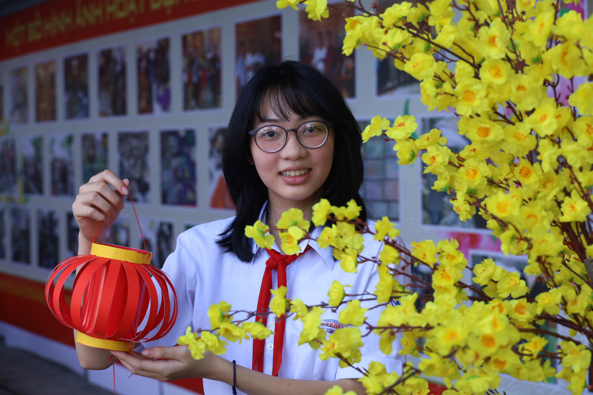Niềm vui của em Lý Uyên Minh (học sinh Trường THCS Yersin, TP. Nha Trang) bên chiếc đèn lồng giấy vừa được hoàn thành.