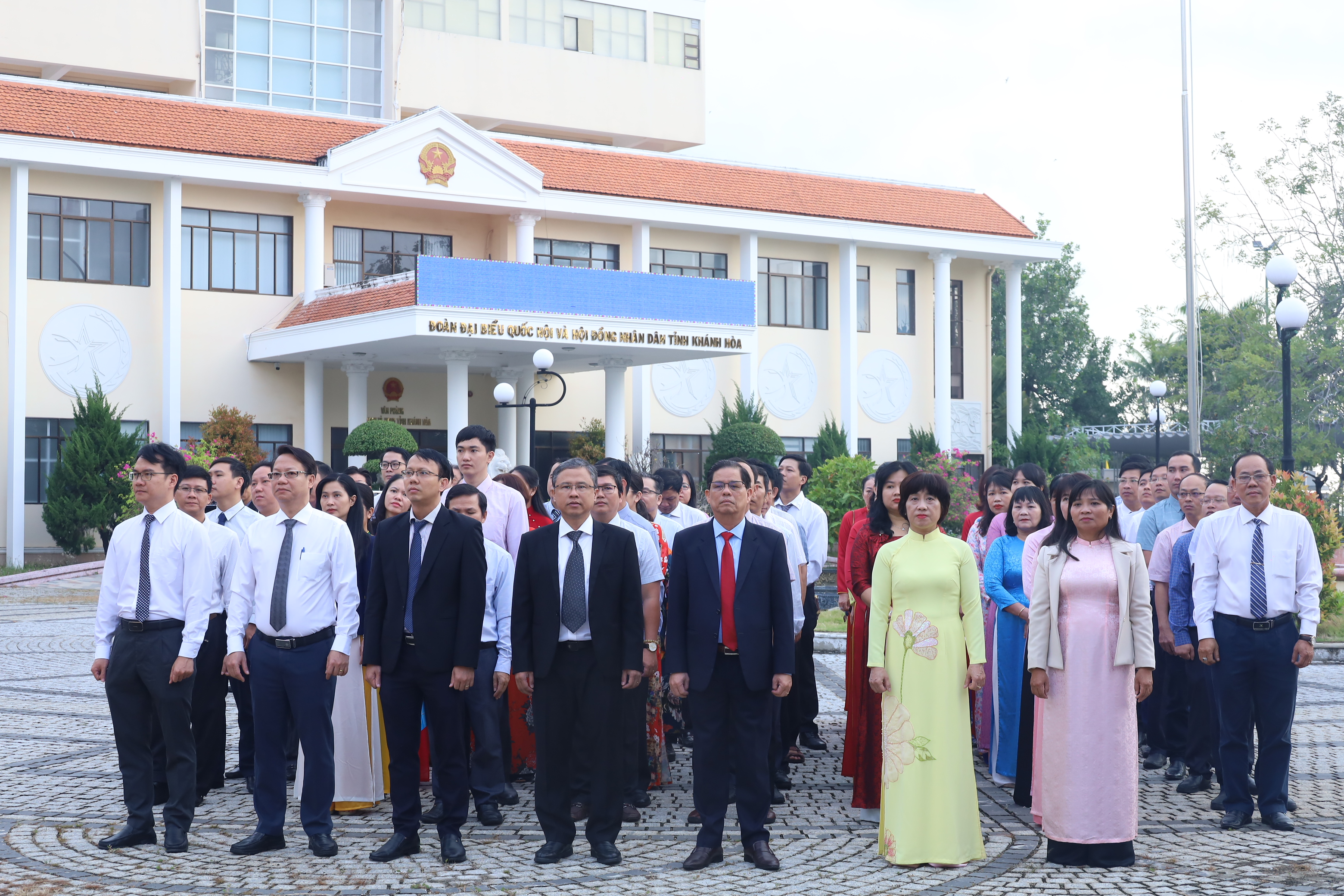 Đảng bộ Văn phòng UBND tỉnh:: Tổ chức lễ dâng hương và kết nạp Đảng viên tại bia ghi nhớ sự kiện lịch sử Tết Mậu Thân năm 1968