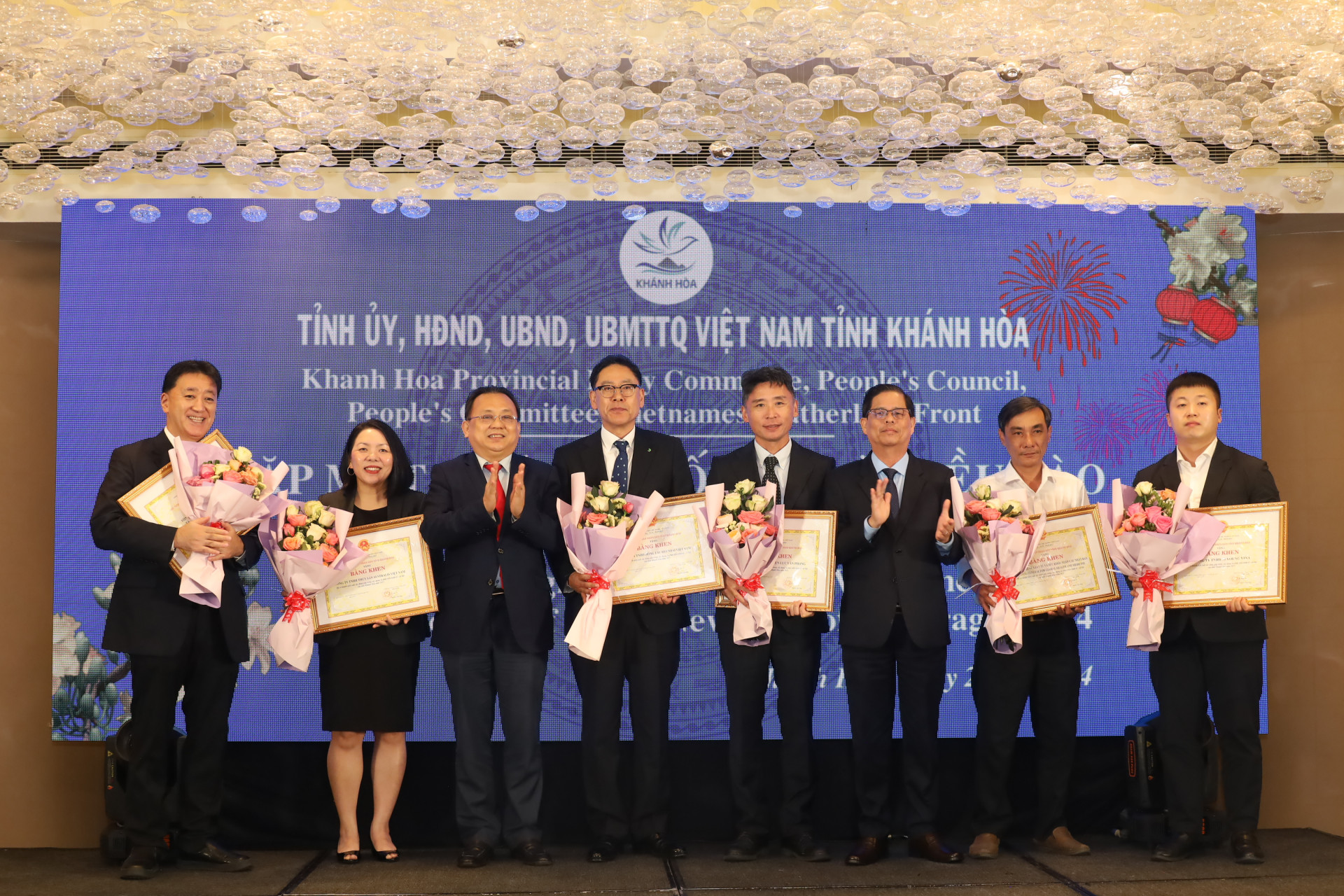 Đồng chí Nguyễn Tấn Tuân và đồng chí Lê Hữu Hoàng trao bằng khen, tặng hoa chúc mừng các tổ chức, doanh nghiệp có thành tích xuất sắc.
