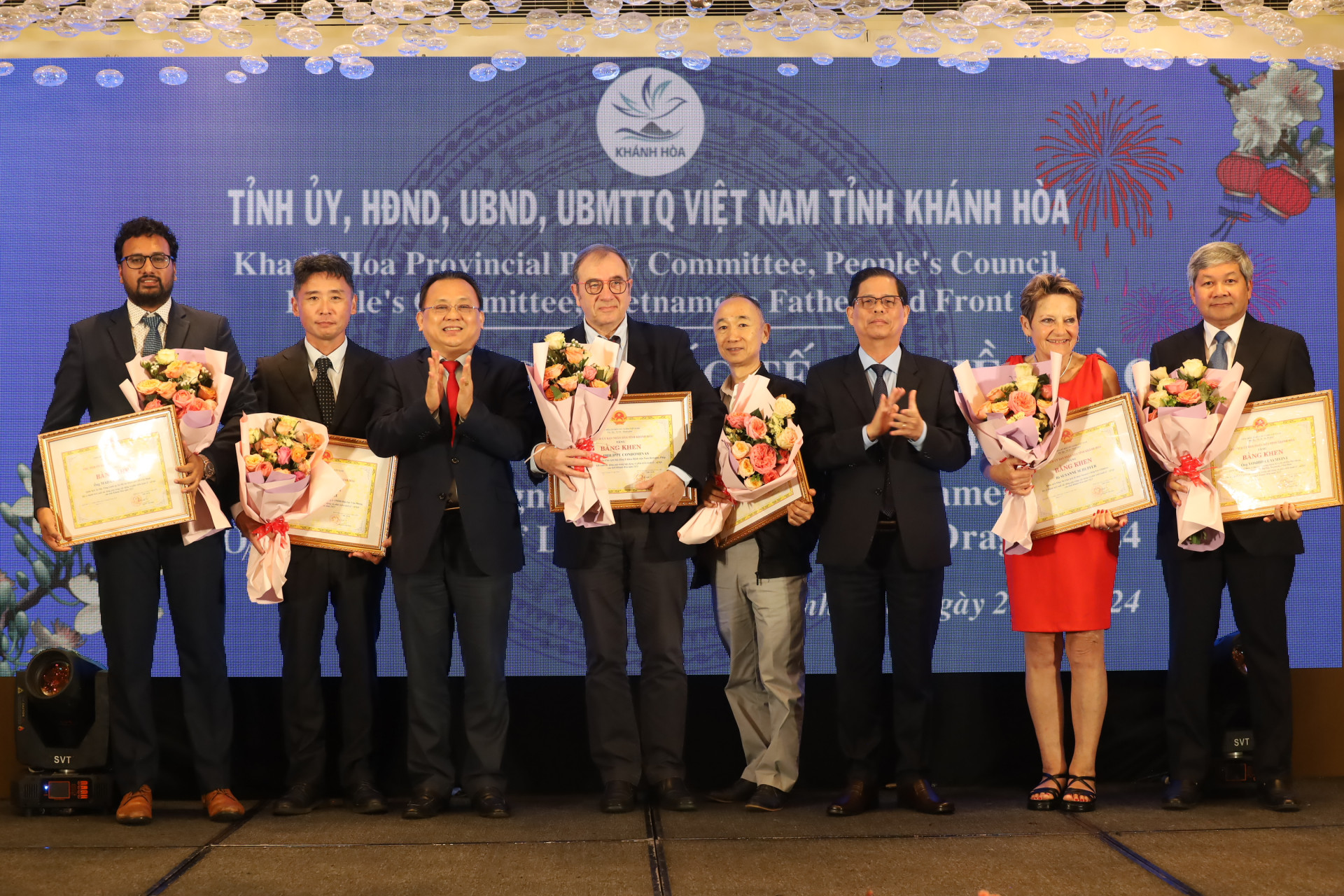 Đồng chí Nguyễn Tấn Tuân và đồng chí Lê Hữu Hoàng trao bằng khen, tặng hoa chúc mừng các cá nhân có thành tich xuất sắc.