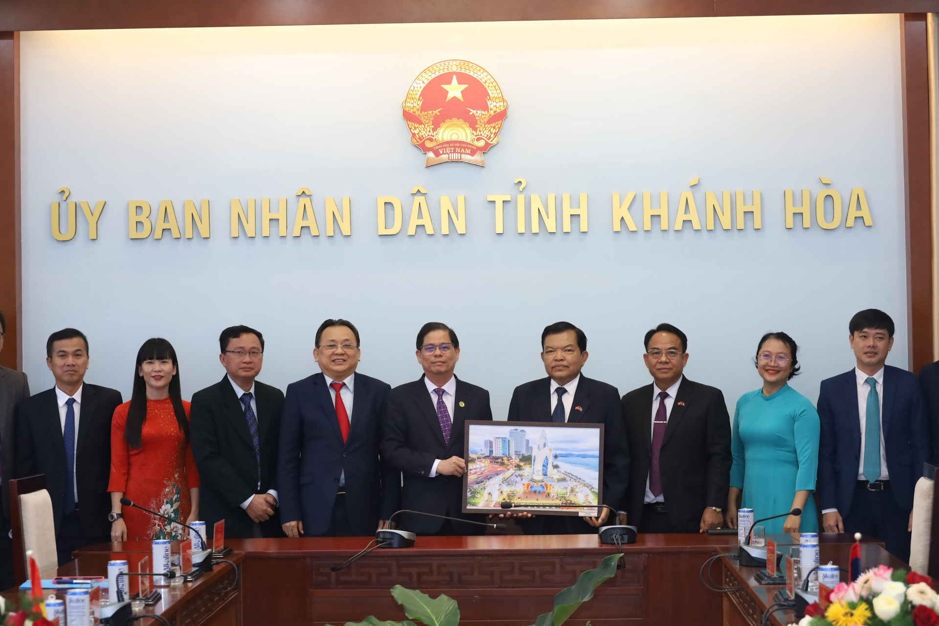 Đồng chí Nguyễn Tấn Tuân tặng đồng chí Sanan Siphaphomachanh bức ảnh về TP. Nha Trang trong buổi tiếp nhân dịp Tết Nguyên đán Giáp Thìn.