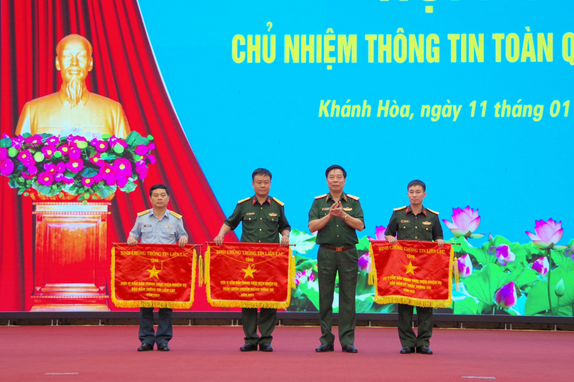 Tư lệnh Binh chủng Thông tin liên lạc trao cờ thi đua cho các tập thể xuất sắc.