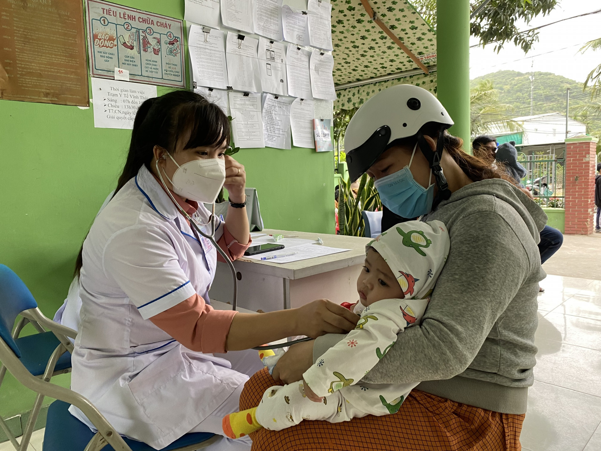 Trẻ được kiểm tra sức khỏe trước khi tiêm chủng vắc xin tại Trạm Y tế xã Vĩnh Thái.