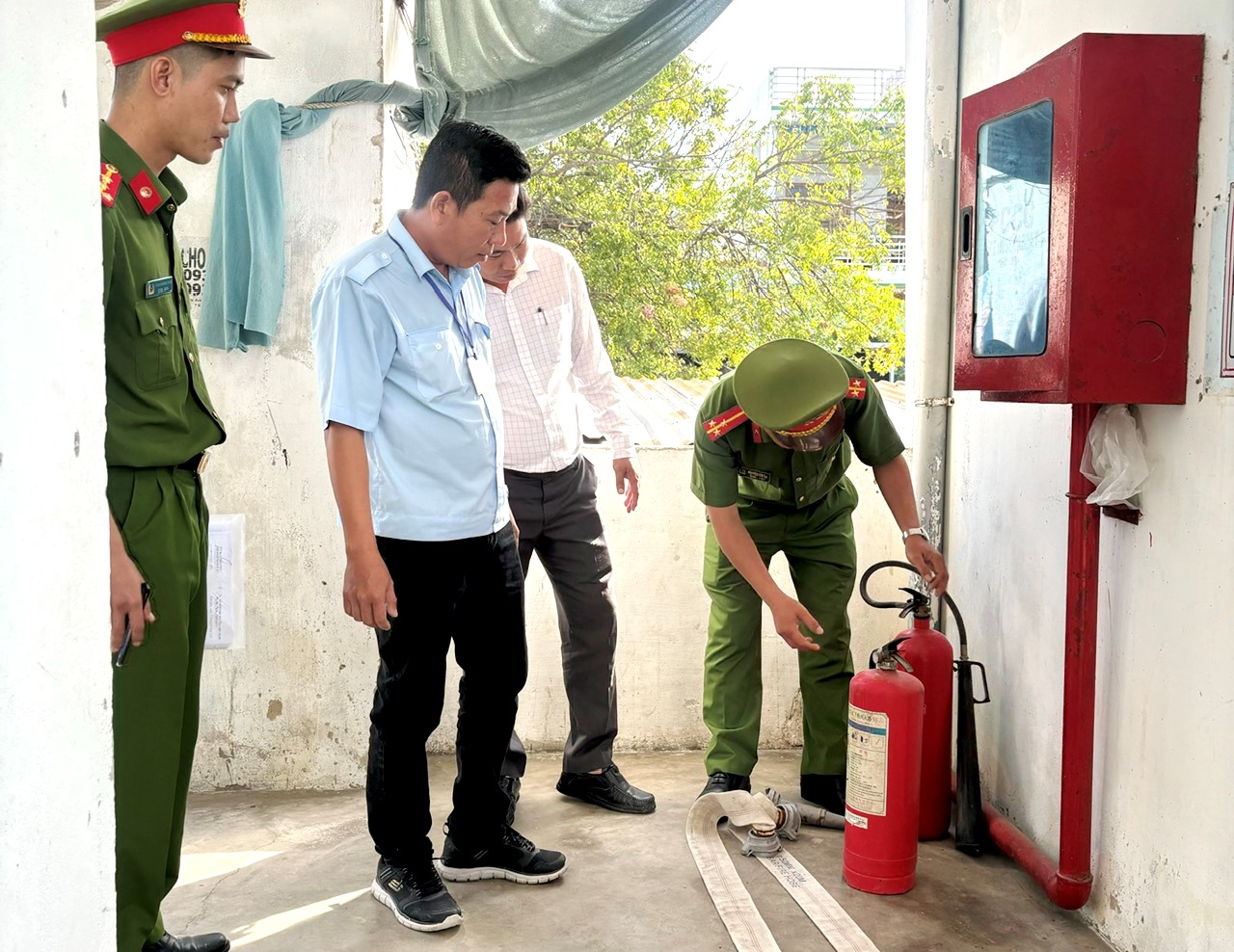 Ảnh 2: Lực lượng chức năng kiểm tra các điều kiện đảm bảo an toàn PCCC tại chợ Ninh Diêm, thị xã Ninh Hòa.