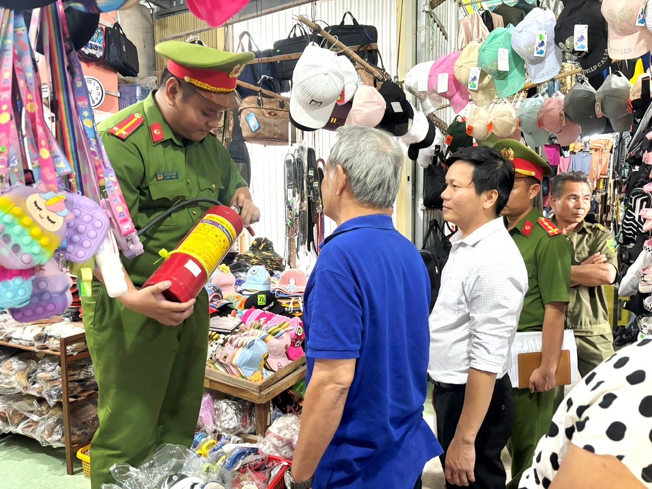 Lực lượng chức năng kiểm tra các điều kiện đảm bảo an toàn phòng cháy chữa cháy tại chợ Tu Bông, xã Vạn Phước, huyện Vạn Ninh.