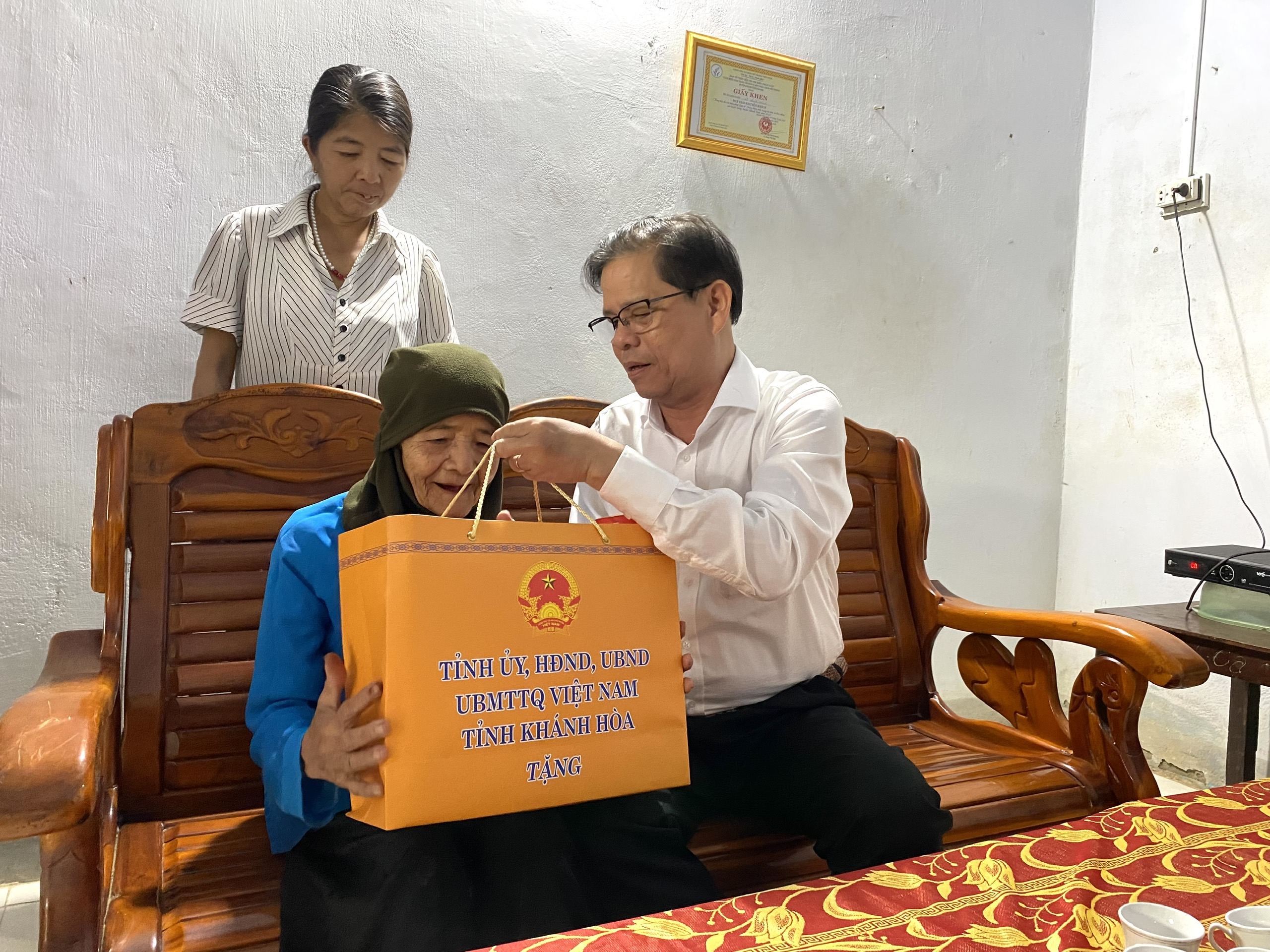 Chủ tịch UBND tỉnh Nguyễn Tấn Tuân thăm, tặng quà cho gia đình có công với cách mạng huyện Khánh Vĩnh