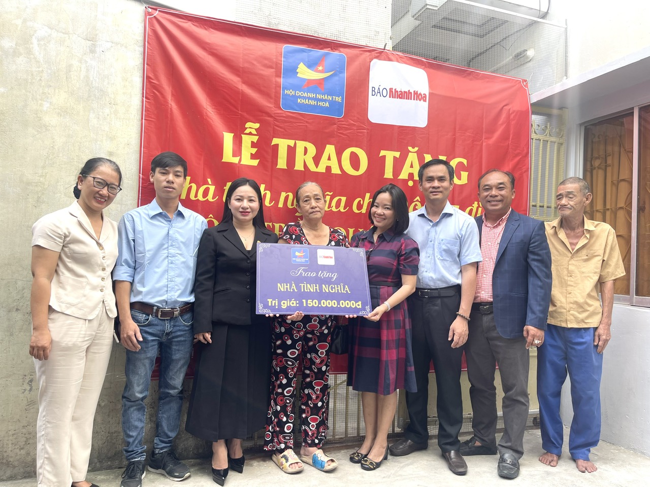 Lãnh đạo các đơn vị bàn giao nhà cho gia đình ông Trần Quốc Thanh