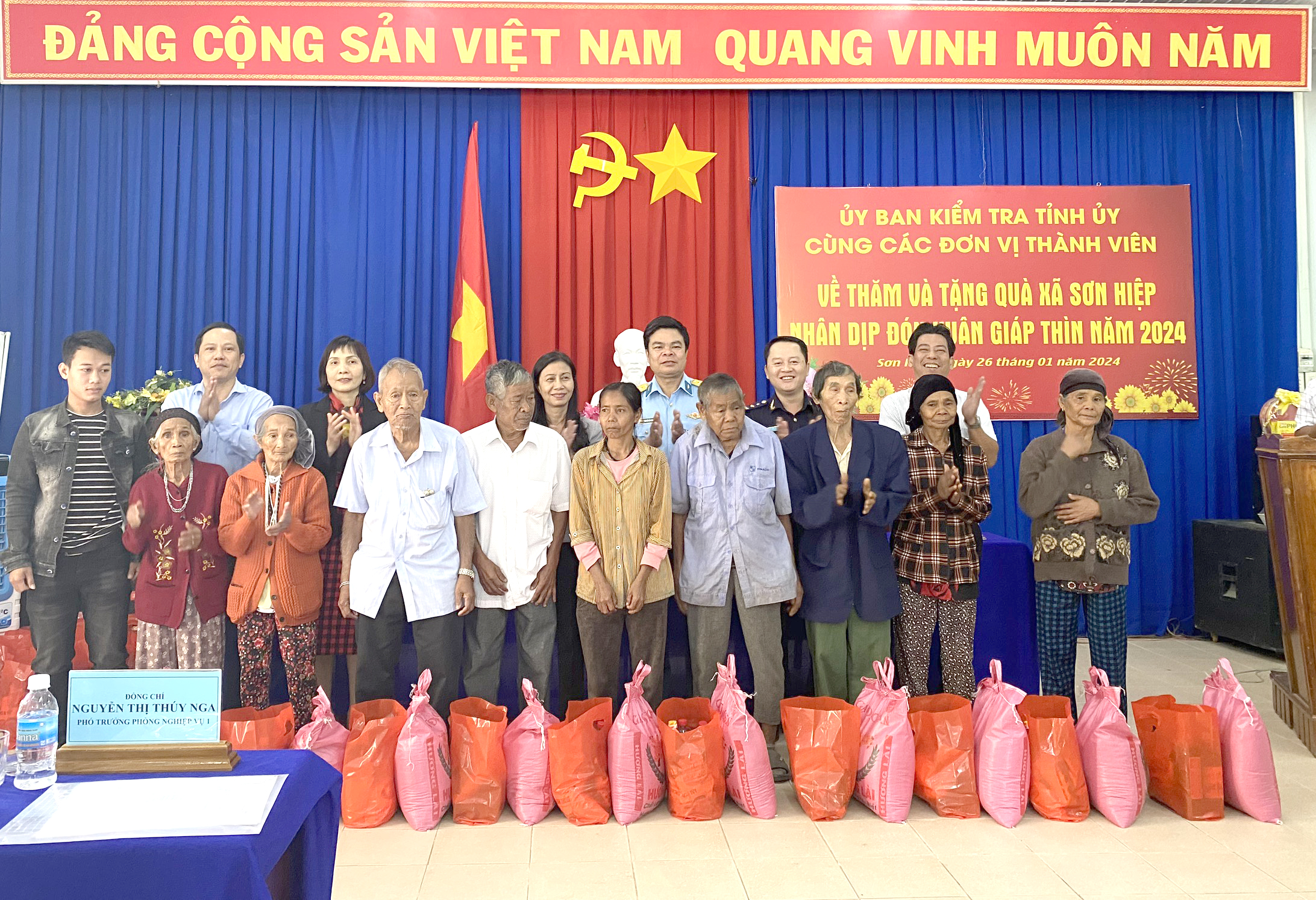 Các đơn vị giúp đỡ xã Sơn Hiệp tặng quà Tết các gia đình chính sách, hộ nghèo