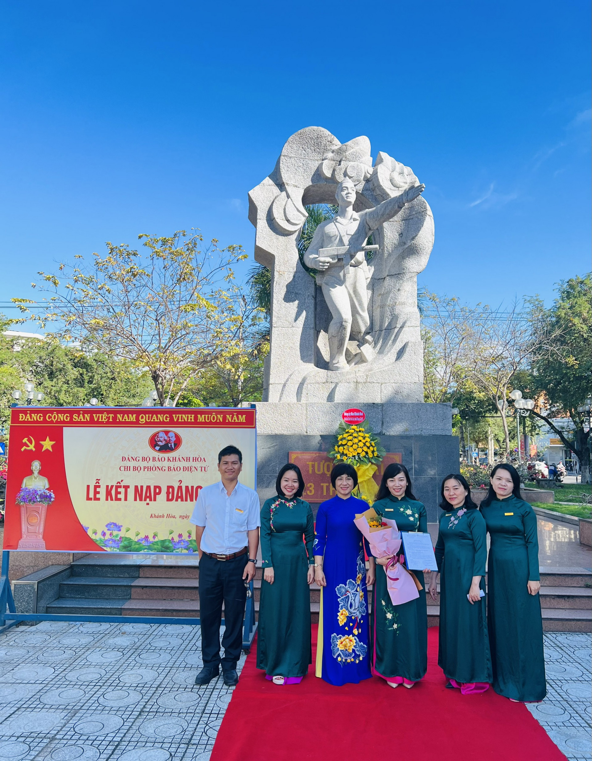 Lãnh đạo  Đảng ủy Khối  các cơ quan tỉnh và Đảng ủy  Báo Khánh Hòa  dự lễ kết nạp đảng của Chi bộ  Phòng Báo Điện tử  tại Công viên  23 tháng 10 Nha Trang.