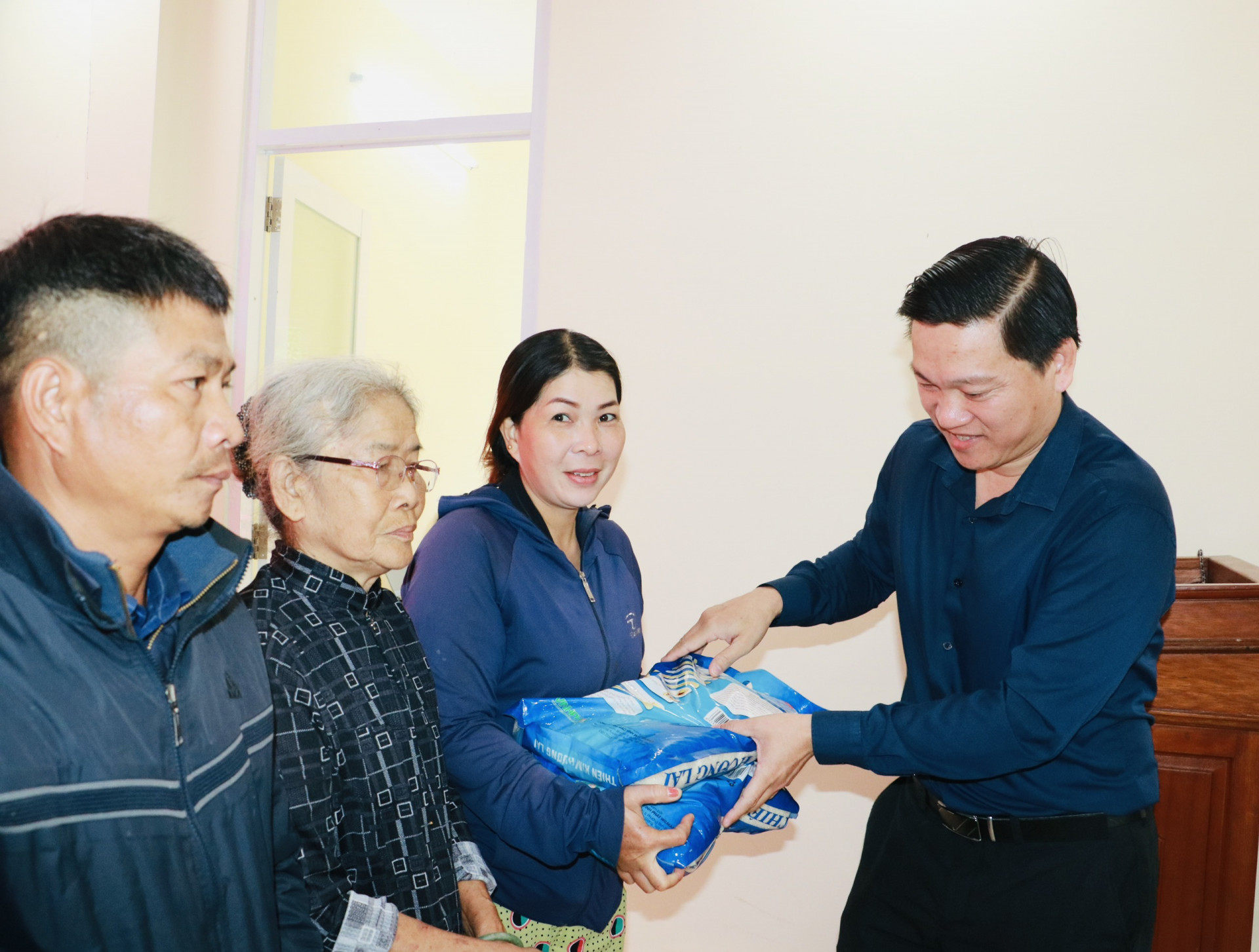 Lãnh đạo Siêu thị Lotte Mart Nha Trang trao quà cho người dân