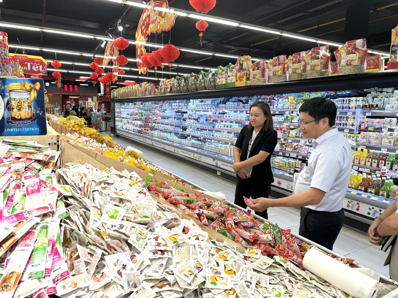 Lãnh đạo Sở Công Thương nắm tình hình kinh doanh hàng hóa Tết tại Siêu thị Lotte Mart Nha Trang. 
