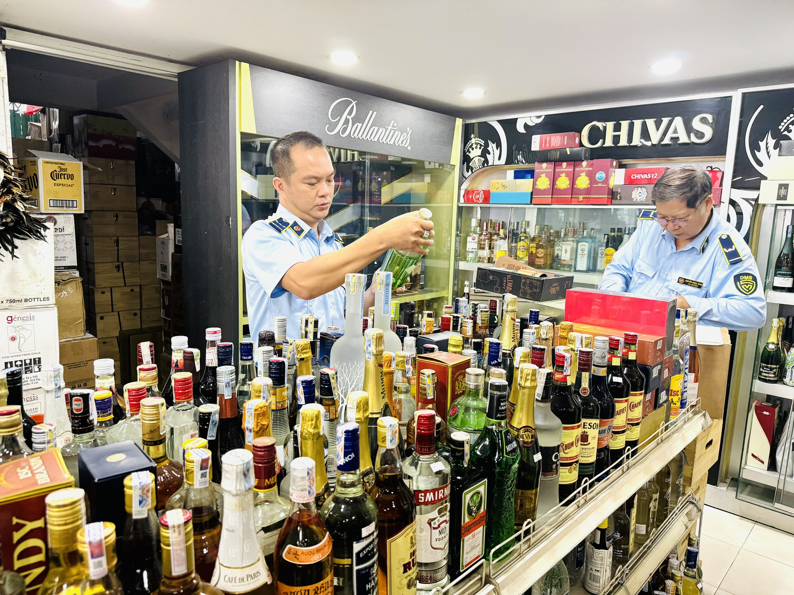 Lực lượng quản lý thị trường kiểm tra hàng hóa tại một cơ sở kinh doanh rượu ở Nha Trang. 