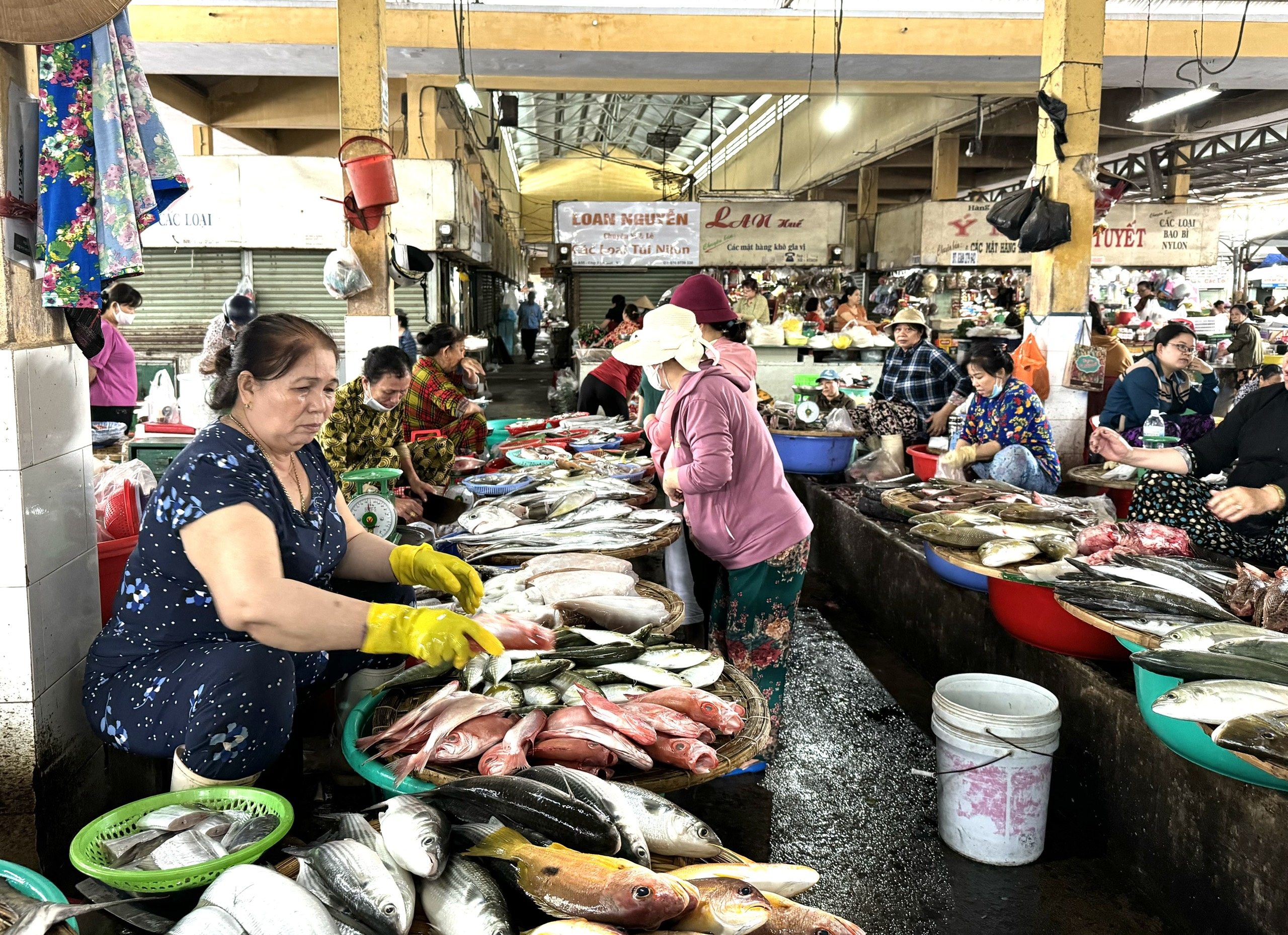 Mặt hàng thuỷ sản tại chợ Xóm Mới khá dồi dào