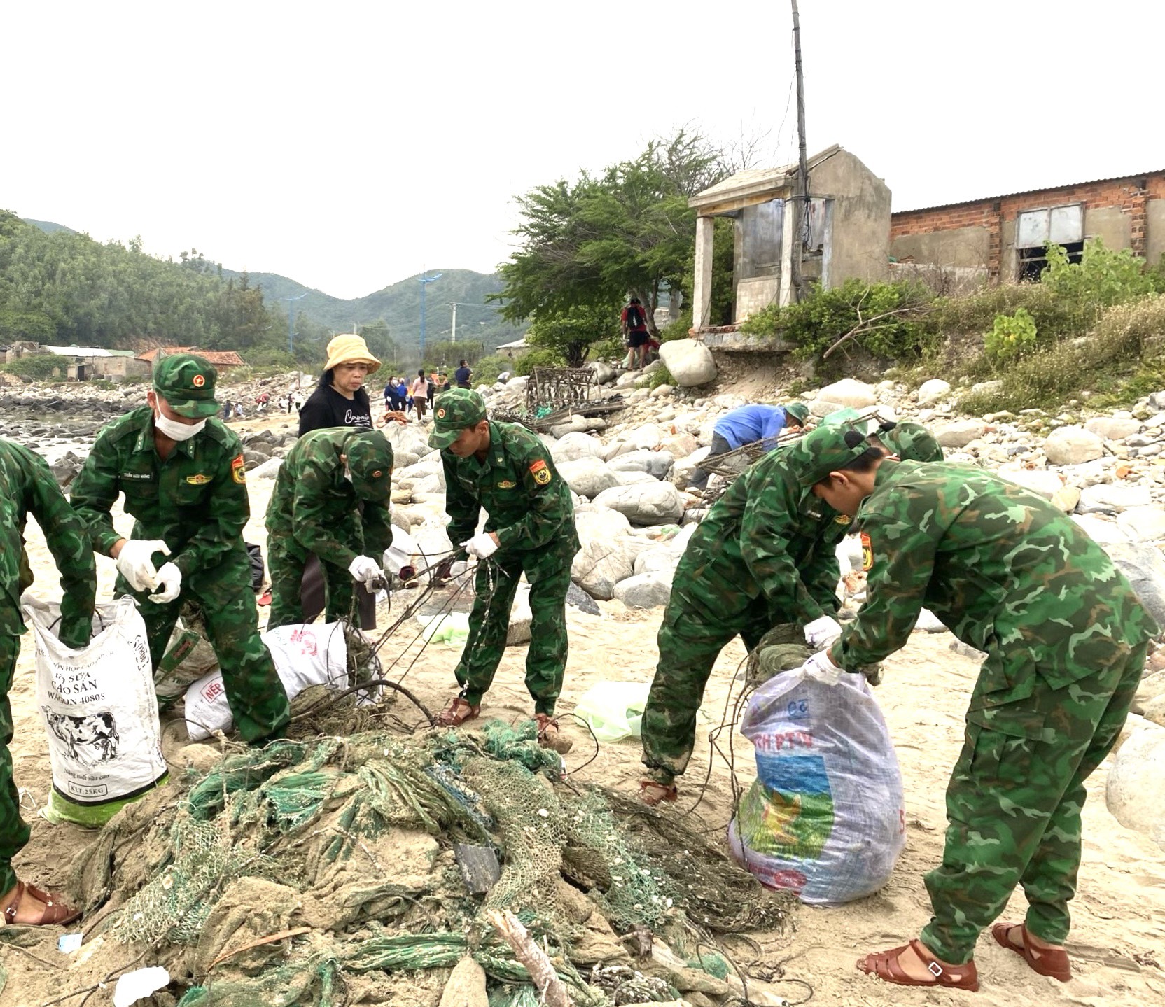 Mặt trận xã Vĩnh Lương thường xuyên phối hợp với lực lượng biên phòng thu gom rác thải tại bờ biển