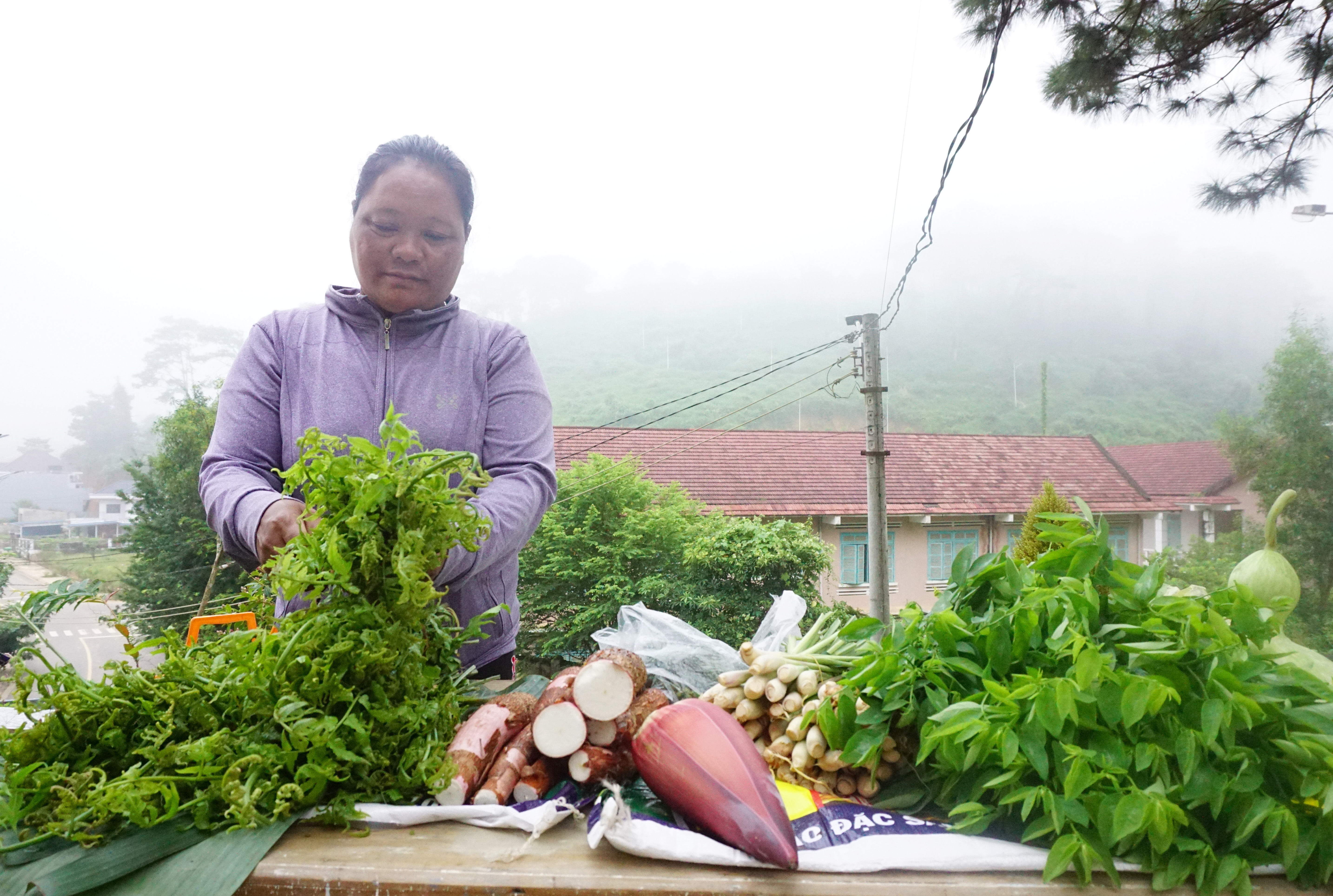 Một gian hàng của đồng bào dân tộc thiểu số thị trấn Tô Hạp bày bán tại chợ phiên