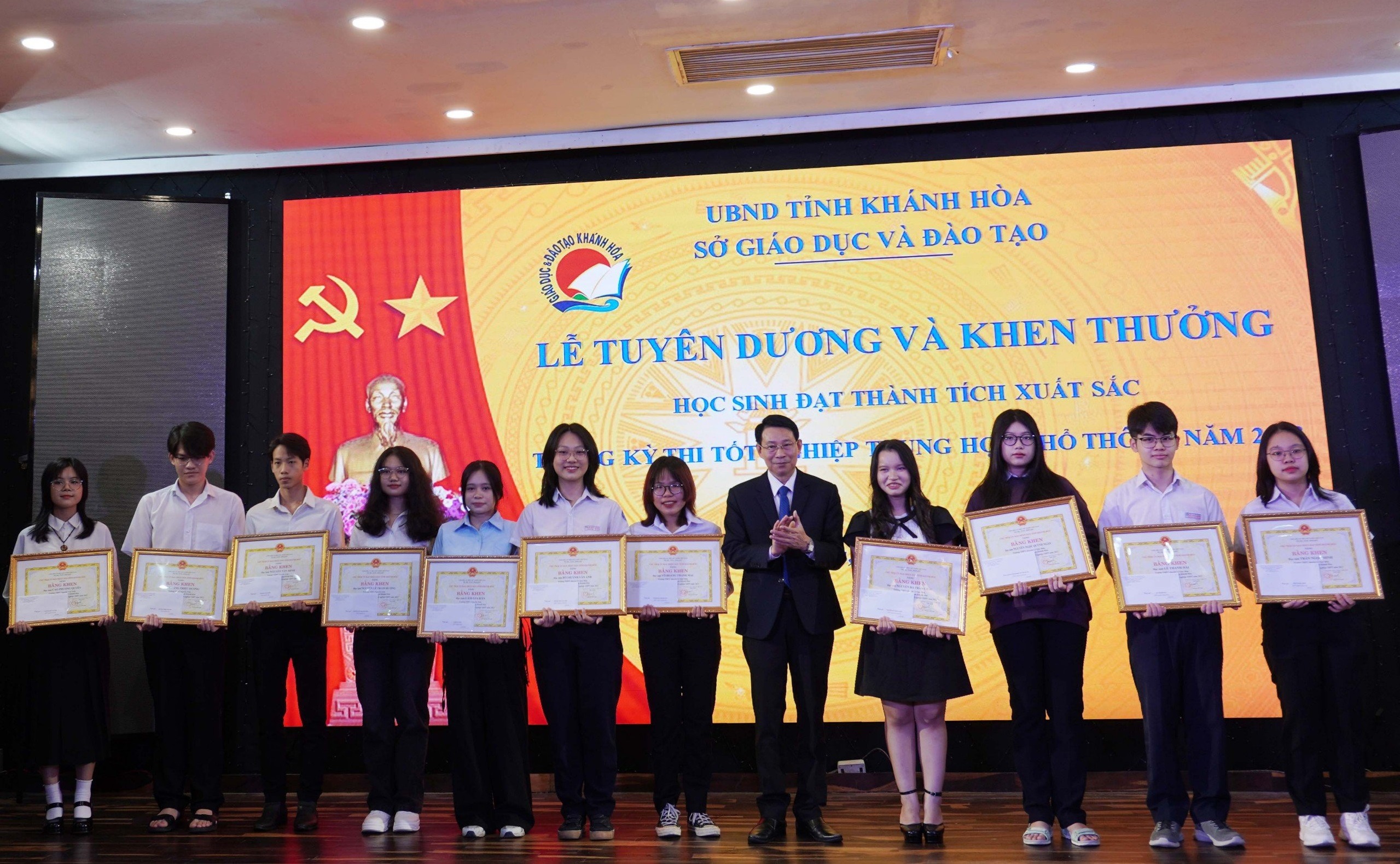 Tuyên dương, khen thưởng 233 học sinh đạt thành tích trong Kỳ thi tốt nghiệp THPT 2023