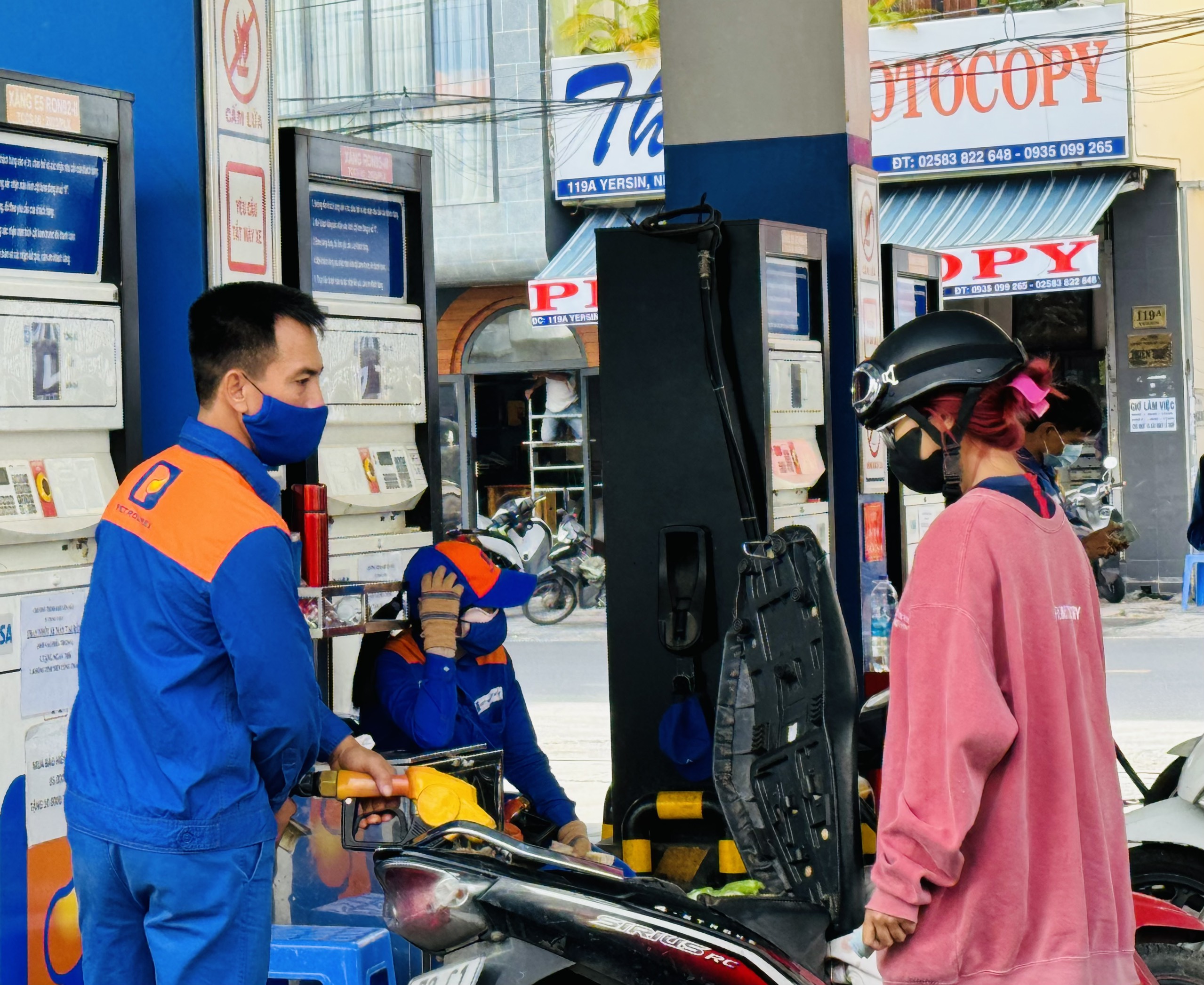 Người dân đổ xăng tại một cây xăng trên địa bàn Nha Trang