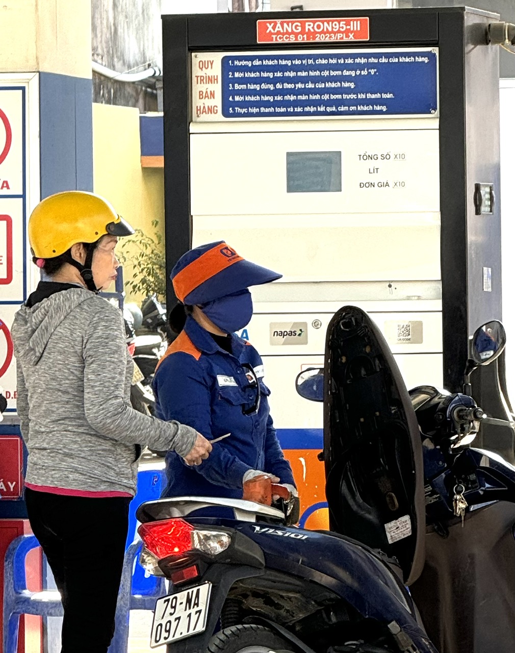 Người dân đổ xăng tại một cây xăng trên đường Ngô Gia Tự, TP. Nha Trang