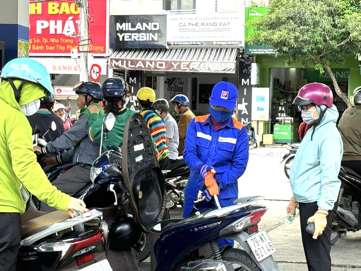 Người dân đổ xăng tại một cửa hàng ở Nha Trang
