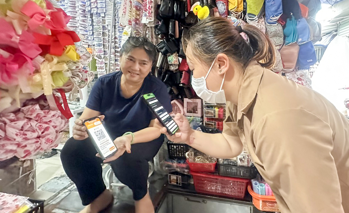Người dân quét mã QR thanh toán ở chợ Dinh.
