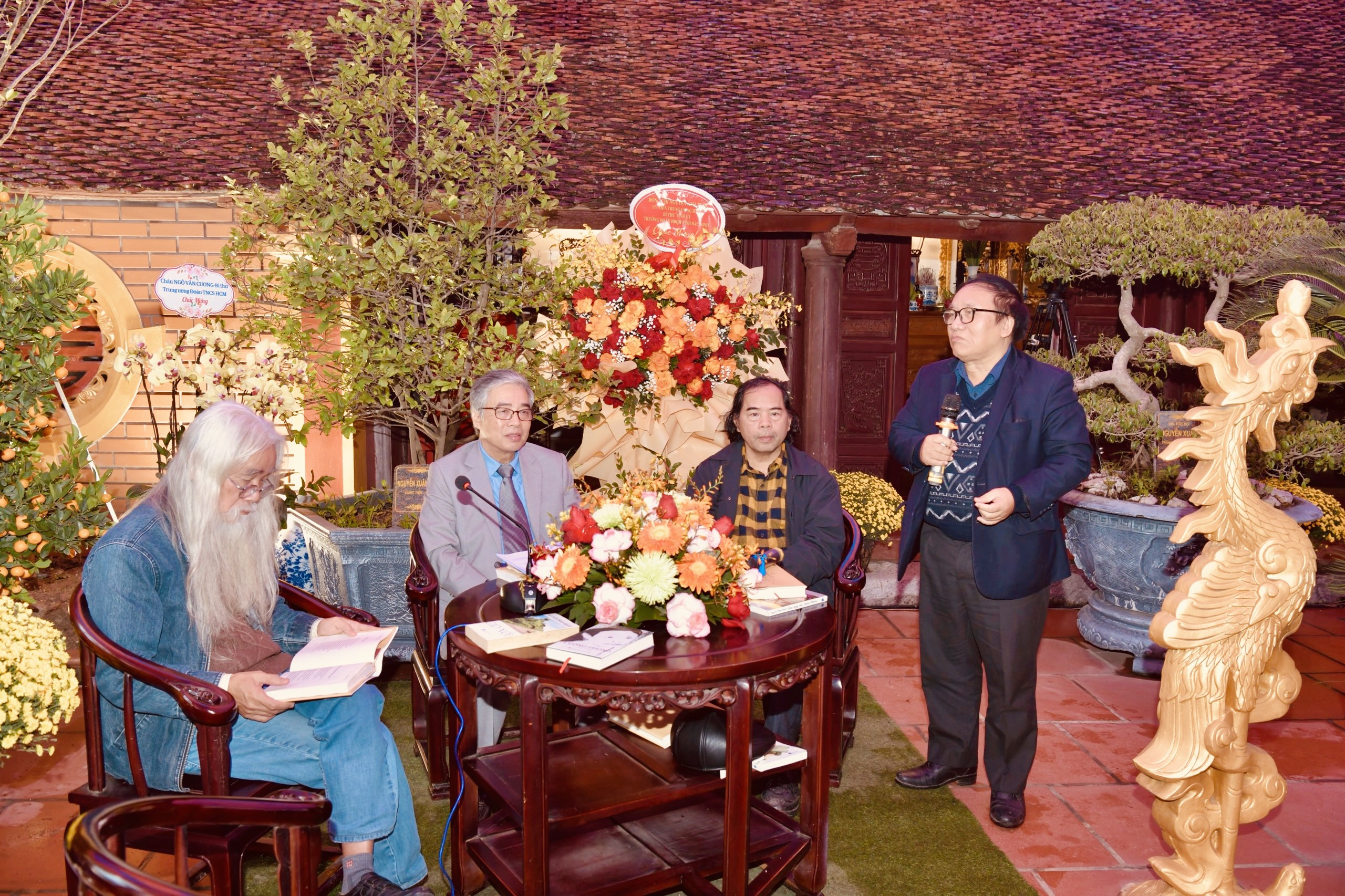 Nhà thơ Trần Đăng Khoa - Phó Chủ tịch Hội Nhà văn Việt Nam phát biểu tại lễ tôn vinh nhà văn Nguyễn Phan Hách ở Bắc Ninh tháng 1-2014.