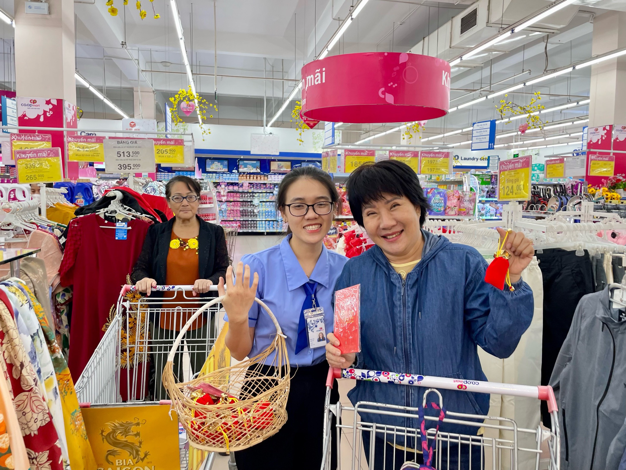 Nhân viên Siêu thị Co.opmart Nha Trang tặng bao lì xì, túi gạo lộc cho khách hàng