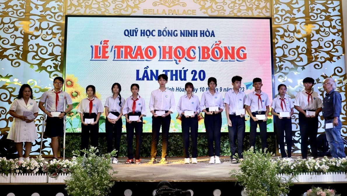 Quỹ học bổng Ninh Hòa trao học bổng cho các học sinh. 