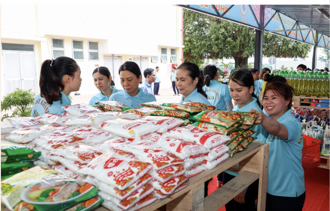 Workers buy items for Tet.