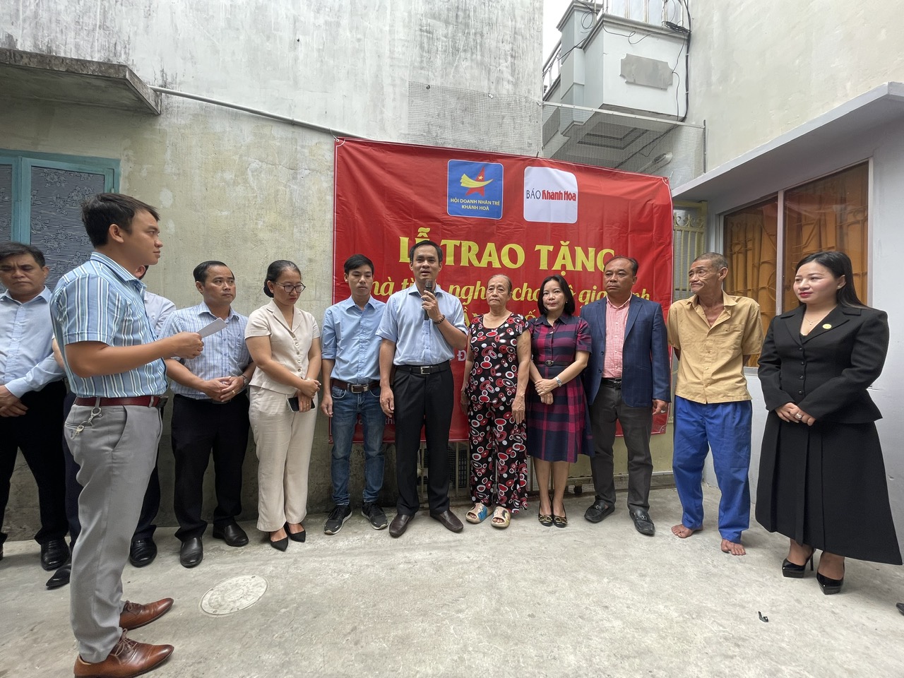 Ông Nguyễn Thanh Hải - Chủ tịch Hội Doanh nhân trẻ tỉnh Khánh Hòa, Tổng Giám đốc Công ty Yến sào Khánh Hòa phát biểu tại buổi lễ bàn giao nhà