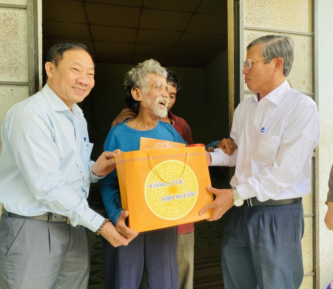 Ông Trần Ngọc Thanh trao quà cho ông Cao Thiêng.