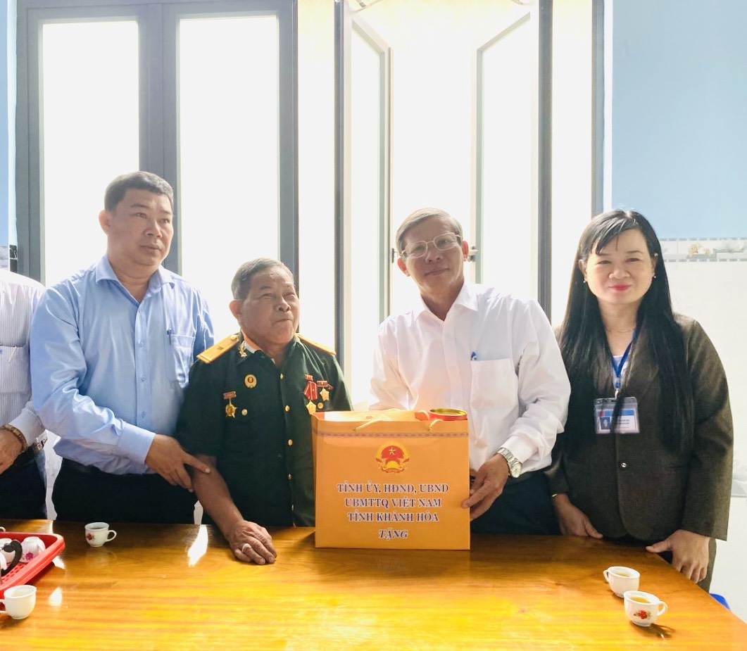 Ông Trần Ngọc Thanh (thứ 2 từ phải qua) trao quà cho ông Cao Quý