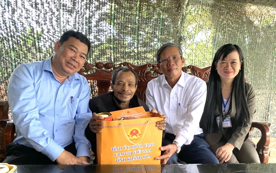 Ông Trần Ngọc Thanh (thứ 2 từ phải qua) trao quà cho ông Cao Xuân Ngọc