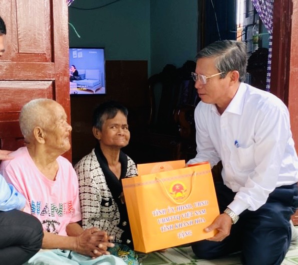 Ông Trần Ngọc Thanh trao quà cho ông Cao Thi Mây