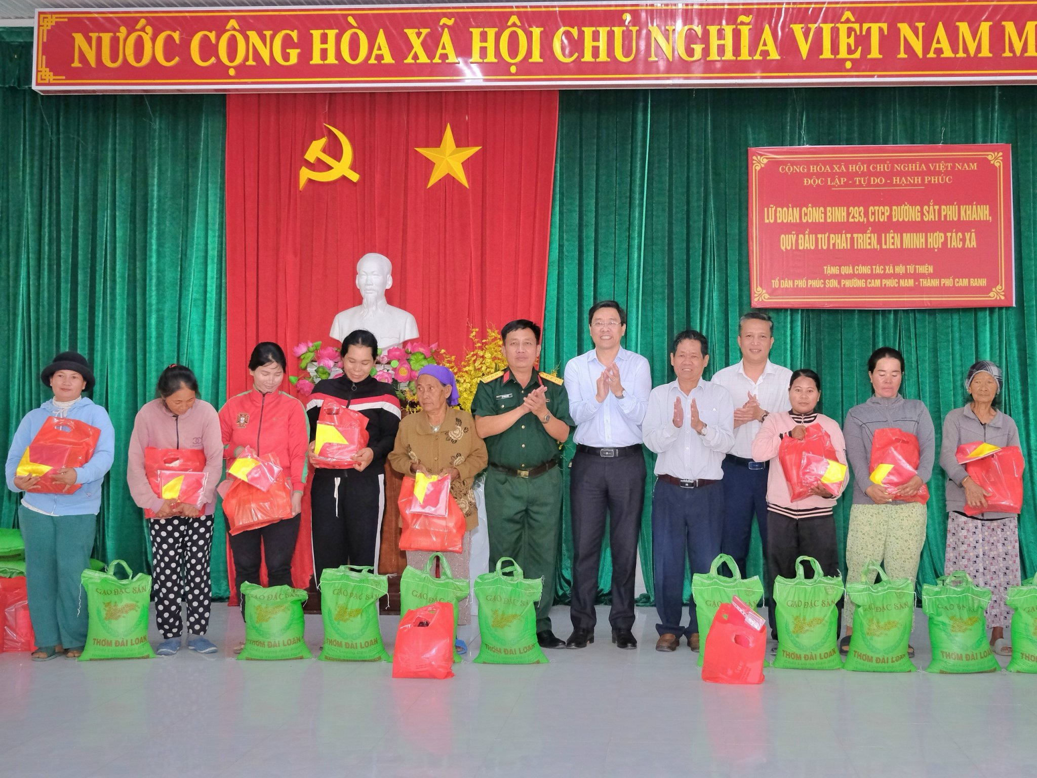 Các đơn vị giúp đỡ phường Cam Phúc Nam tặng quà cho hộ đồng bào dân tộc thiểu số và người có uy tín