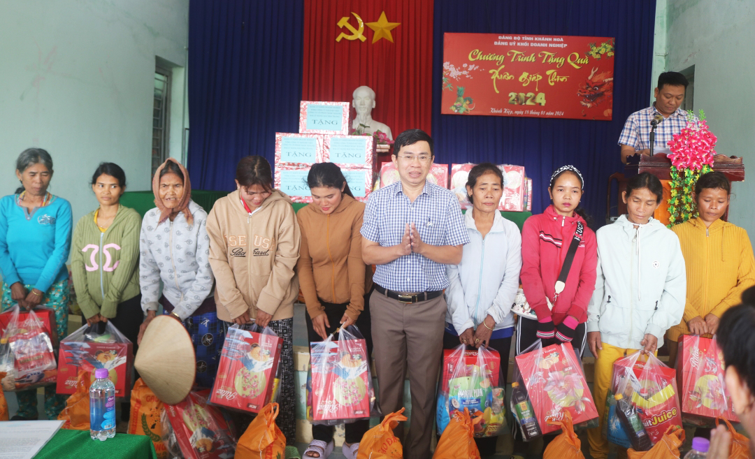 Trao 200 suất quà cho các hộ nghèo, cận nghèo xã Khánh Hiệp